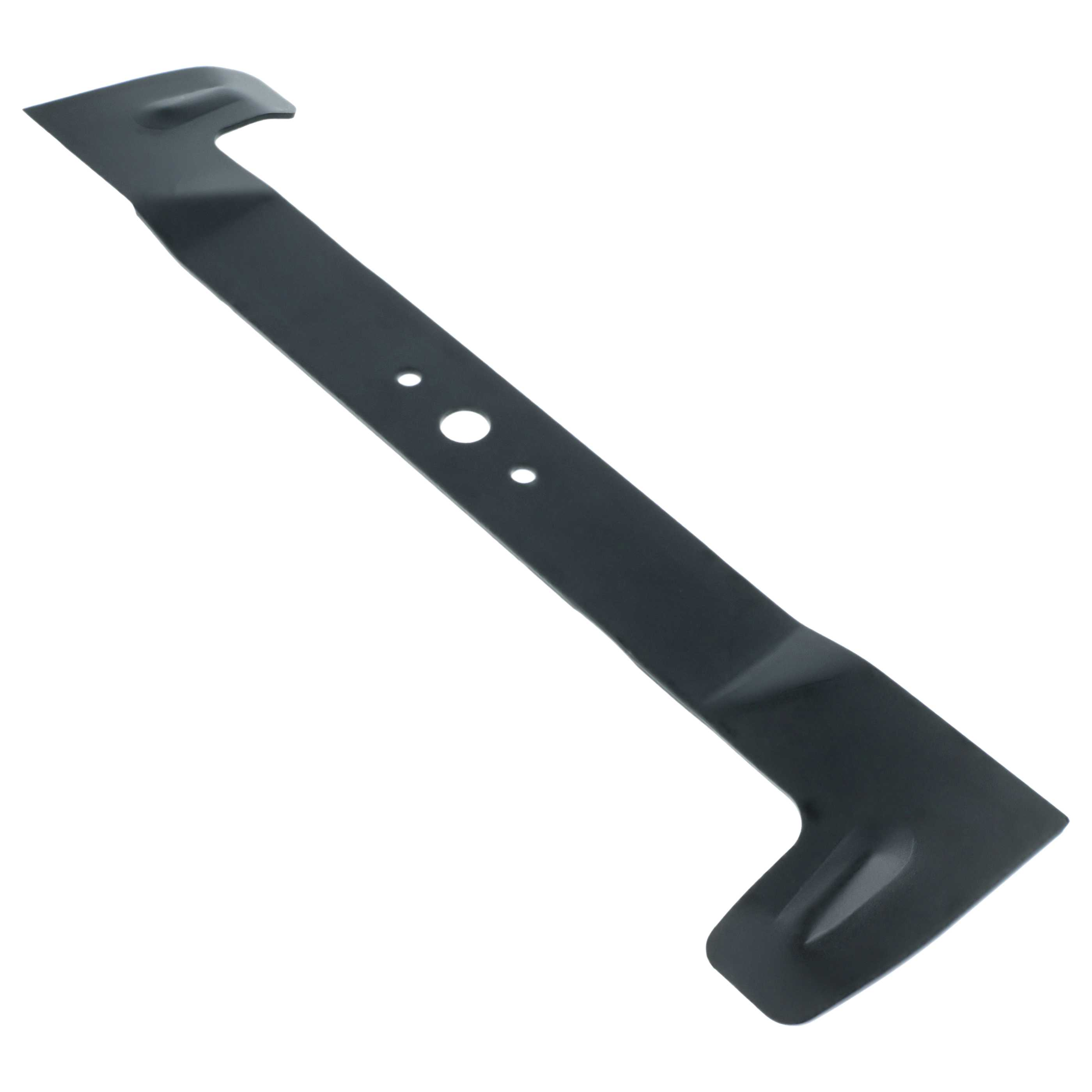 Ein schwarzes Rasenmähermesser mit zwei Enden, drei Löchern und einem geschwungenen Design, vor weißem Hintergrund.