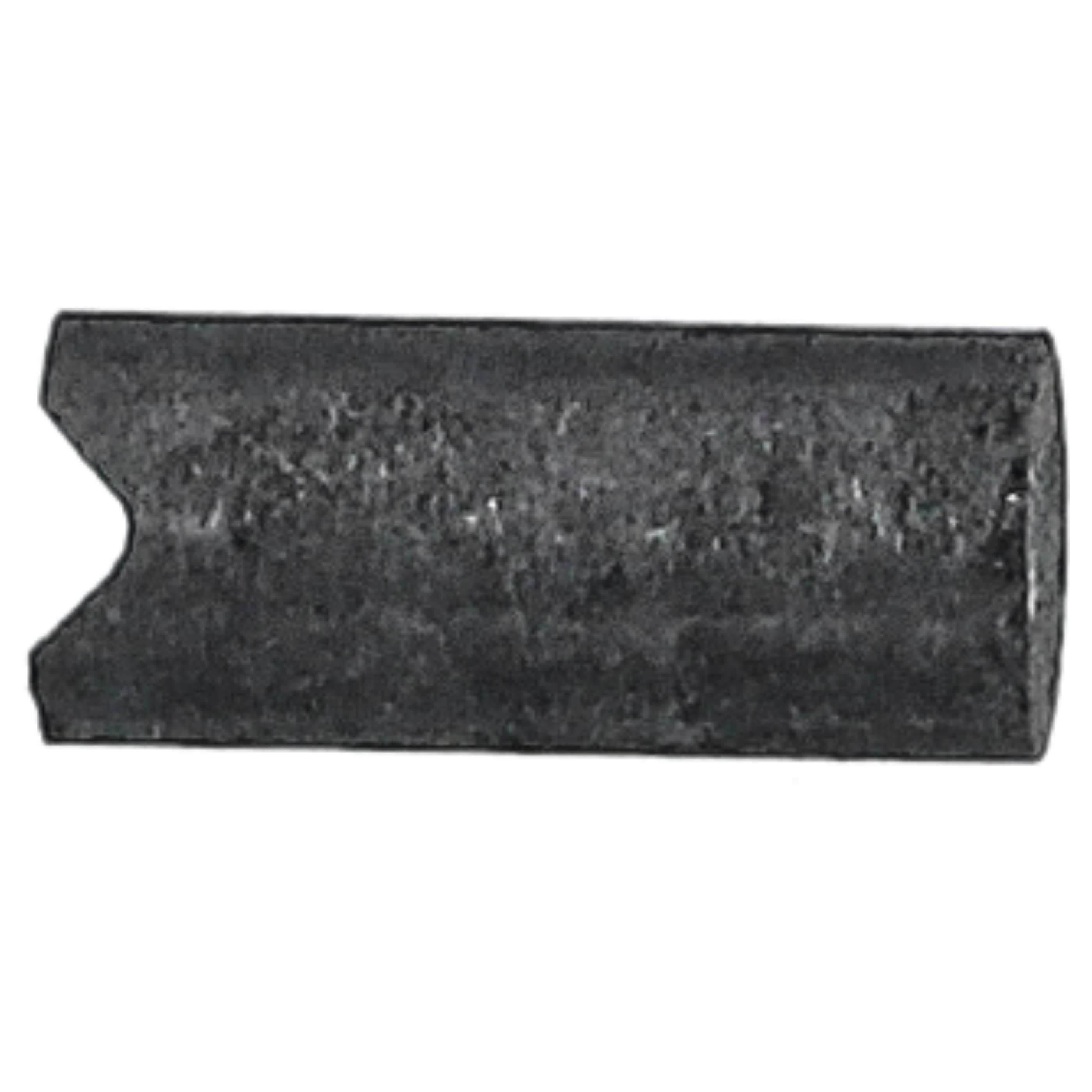 Ein dunkelgrauer Metall-Splint. Er hat eine Kerbe an einem Ende und eine abgerundete rechteckige Form.