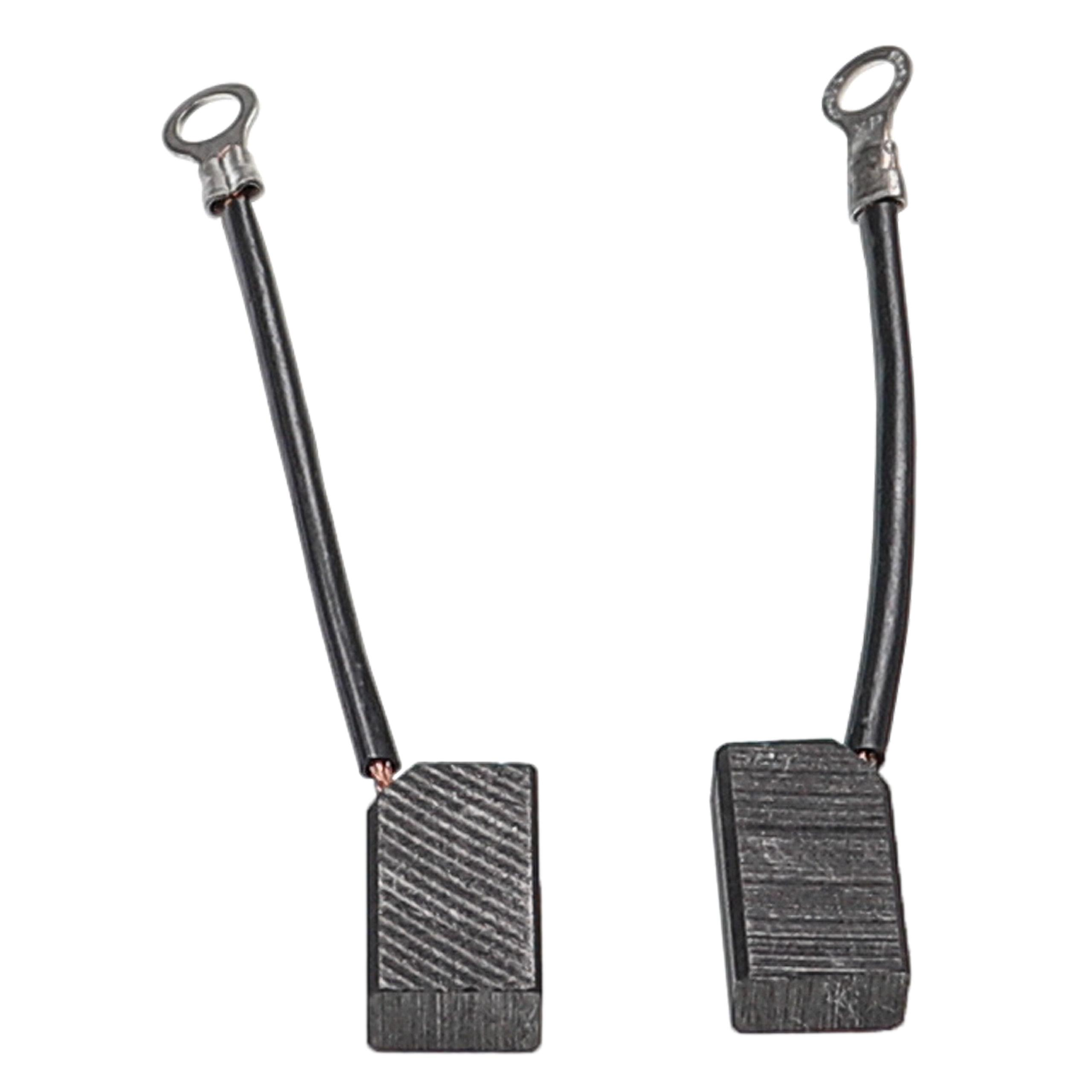Zwei schwarze Kohlebürsten mit Ringkabelschuhen an schwarzen Drähten. Der Hintergrund ist weiß.