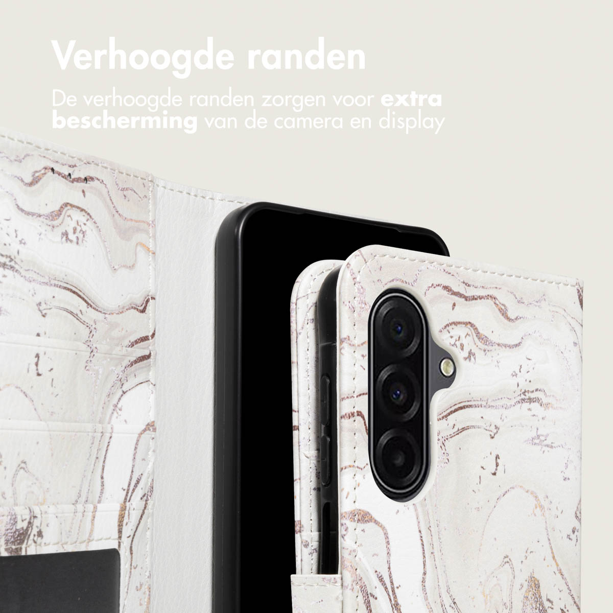 Een telefoon in een hoesje met marmerpatroon. De hoes is open en toont het scherm en de camera. Tekst: 'Verhoogde randen'.