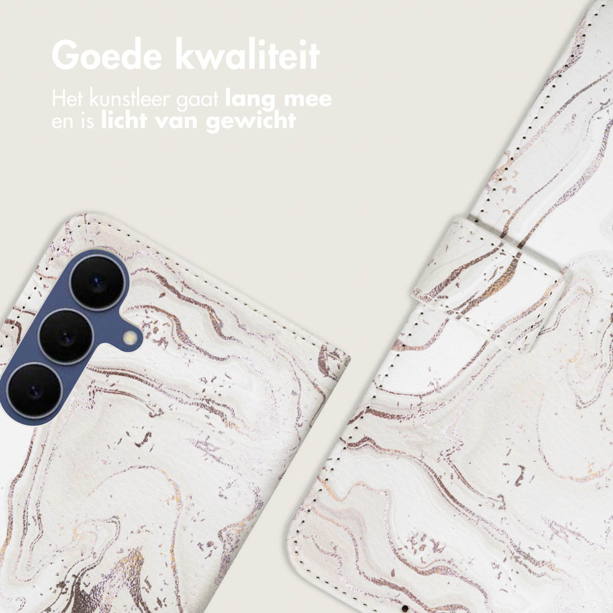Een witte telefoonhoes met marmerdesign wordt getoond. De hoes is open en de camera van de telefoon is zichtbaar. De achtergrond is lichtbeige.