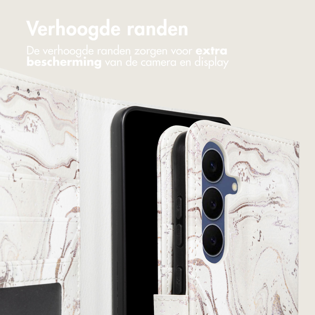 Een smartphone in een witte marmeren hoes. De hoes is open, waardoor het scherm en de camera's van de telefoon zichtbaar zijn. Tekst over camerabescherming.