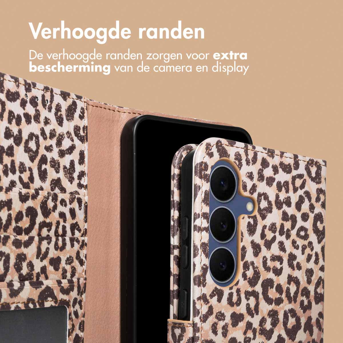 Un étui de téléphone à imprimé léopard protège un smartphone. L'étui ouvert montre le téléphone et les objectifs de la caméra. Le fond est beige.