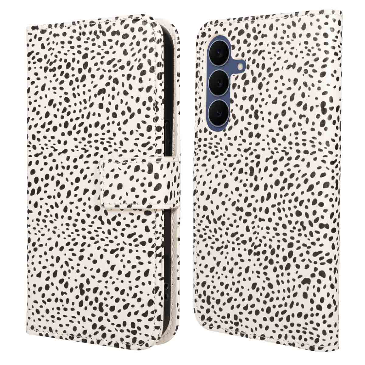 Een witte telefoonhoes met zwarte vlekken, die lijkt op een dalmatiërpatroon. De hoes is open en toont de binnenkant en de cameralenzen van de telefoon.