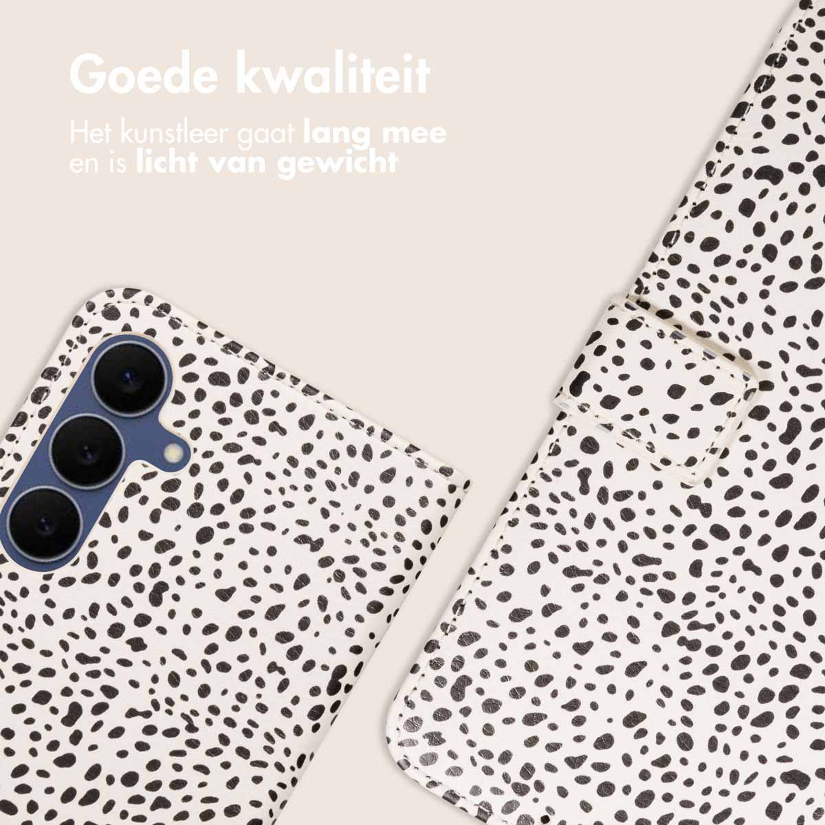 Close-up van een telefoonhoesje met een dalmatiërpatroon. De hoes is wit met zwarte stippen en heeft een cameralens en een sluiting.