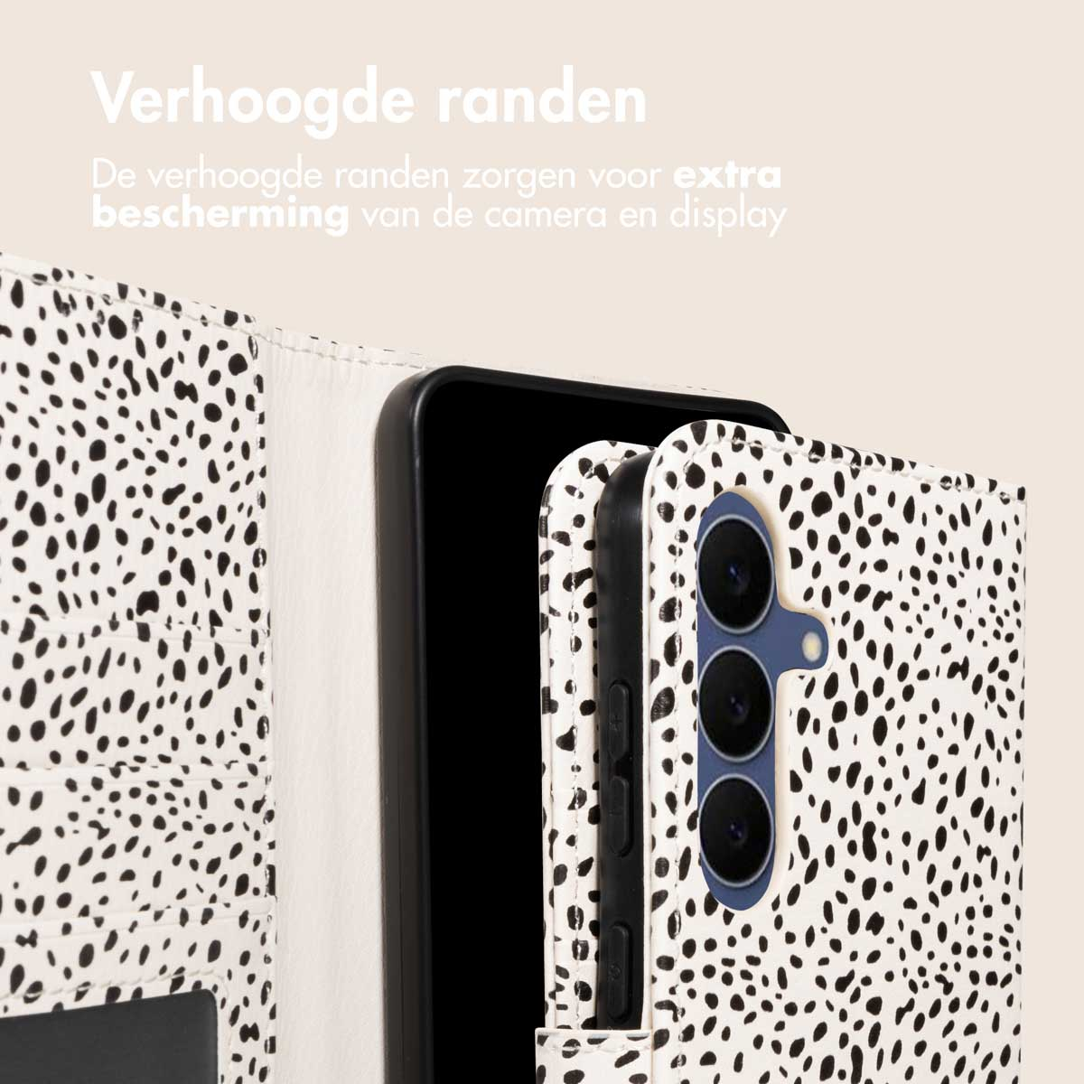 Een telefoonhoesje wordt getoond, wit met zwarte stippen, en bedekt de achterkant en het scherm van de telefoon. De camera is zichtbaar.
