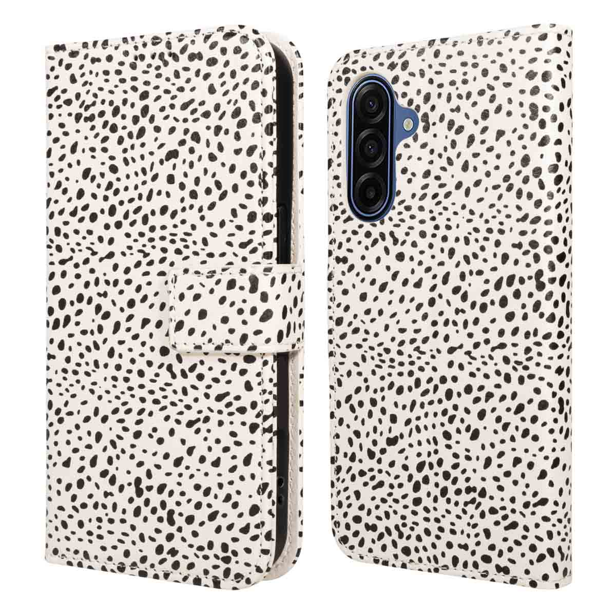 Een witte telefoonhoes met zwarte stippen, die doet denken aan een Dalmatische patroon. Met een uitsparing voor de camera en een magnetische sluiting.