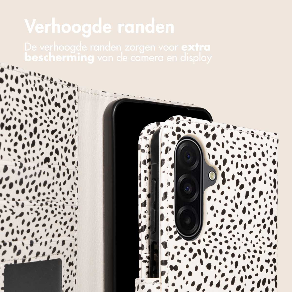 Witte telefoonhoes met zwarte stippen. Het heeft een telefoon en een hoes om het scherm te beschermen. De achtergrond is lichtbeige.