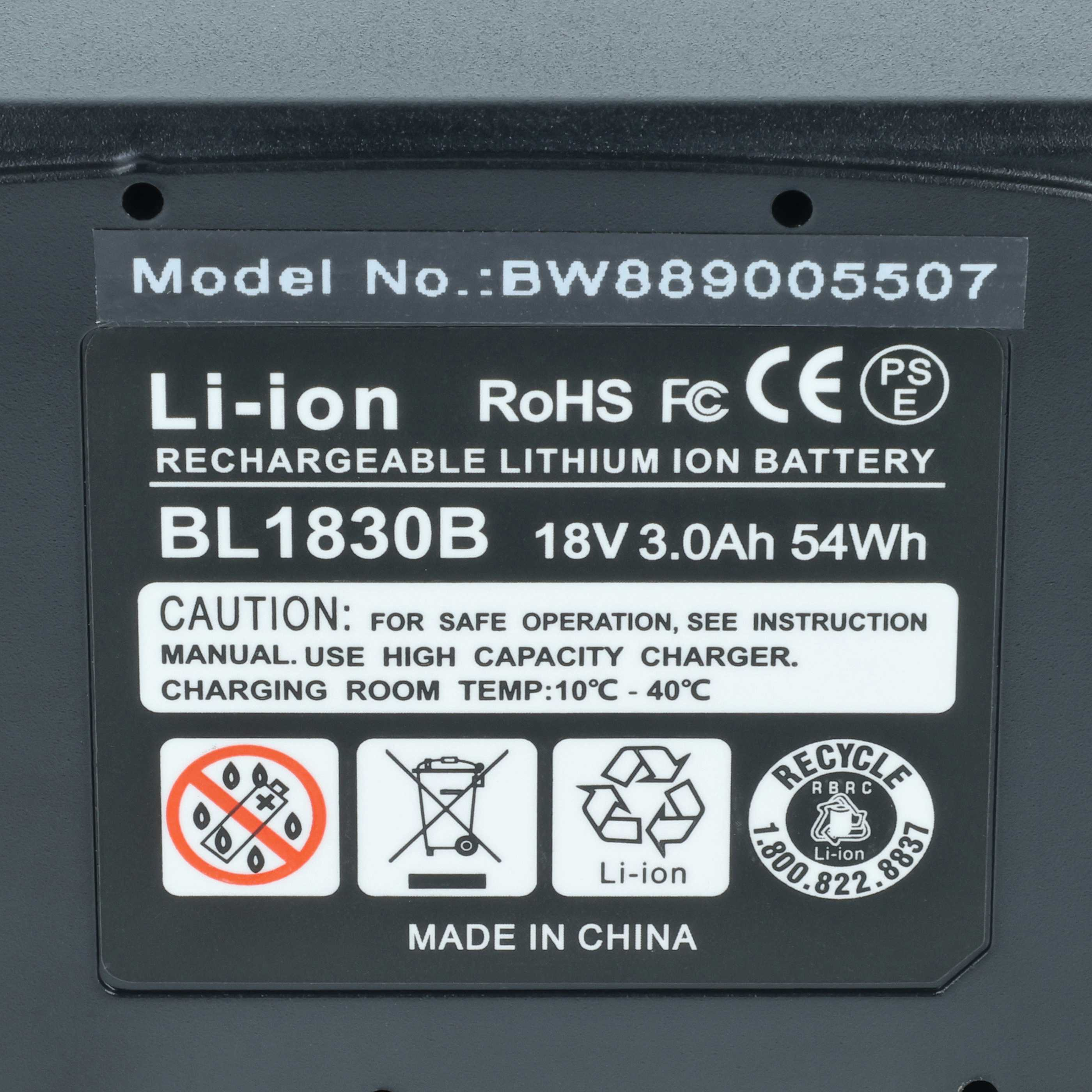 Schwarzer Akku mit weißem Text und Symbolen. Details: Modellnummer, Li-Ion, 18V, 3,0 Ah, 54 Wh und Warnhinweise.