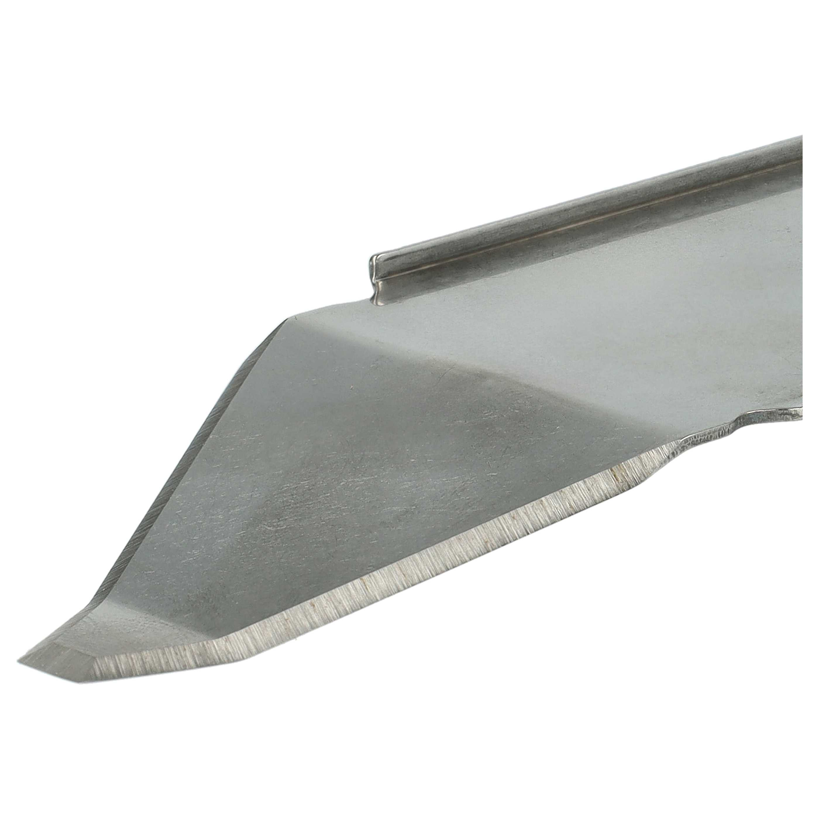 Nahaufnahme einer Metallklinge mit einer scharfen, abgewinkelten Kante. Die Klinge ist silbern auf weißem Grund.
