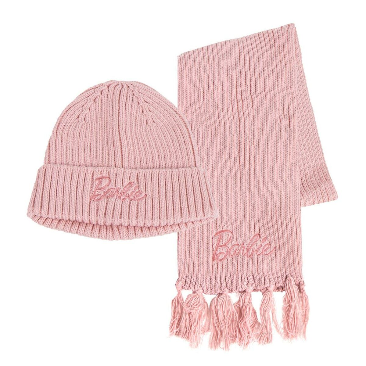 Ein rosa Strickmützen- und Schal-Set. Beide Artikel haben das gestickte Wort 'Barbie'. Der Schal hat Quasten am Ende.