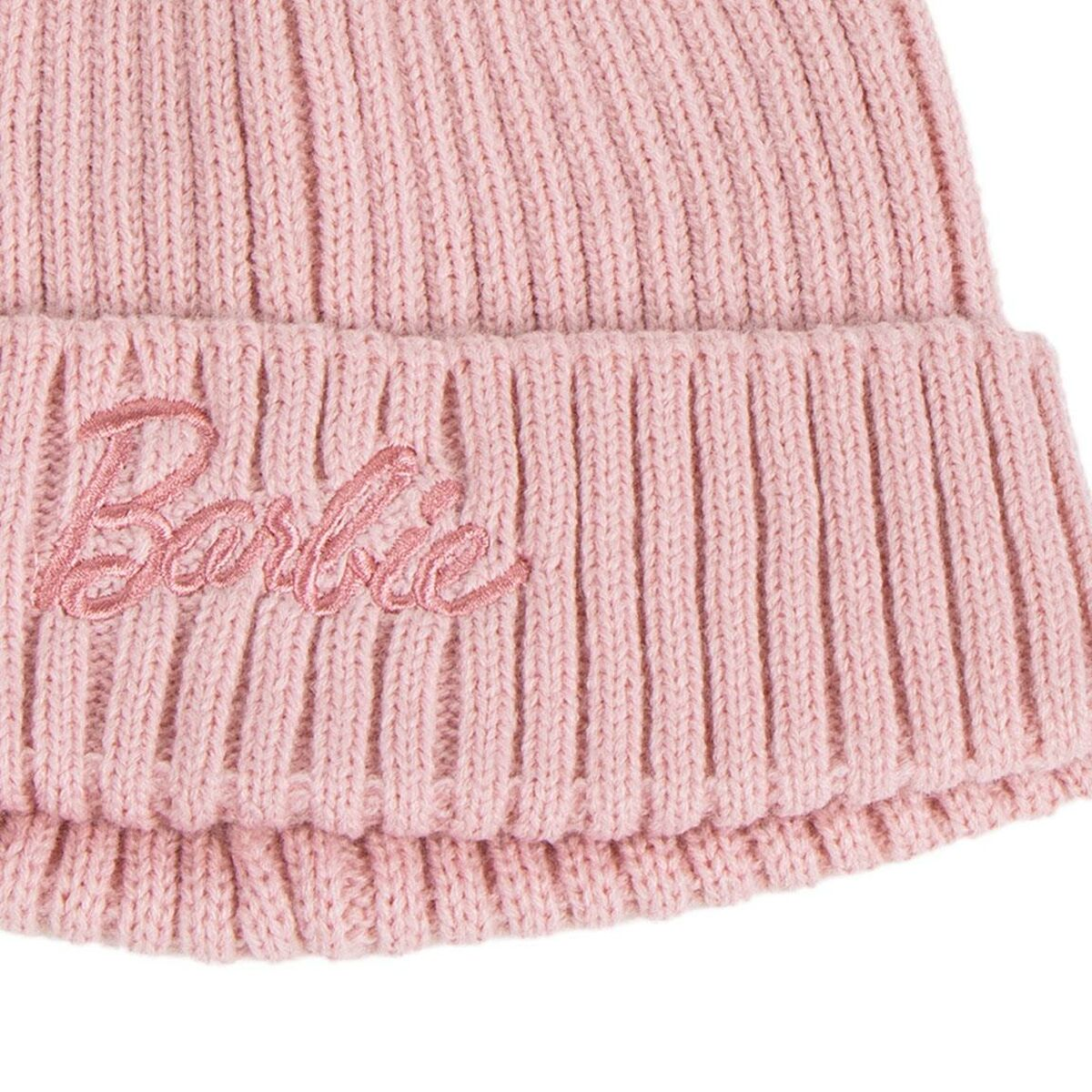 Rosa gestrickte Mütze. 'Barbie' ist in Schreibschrift auf der Vorderseite gestickt. Das Strickmuster ist vertikal gerippt.