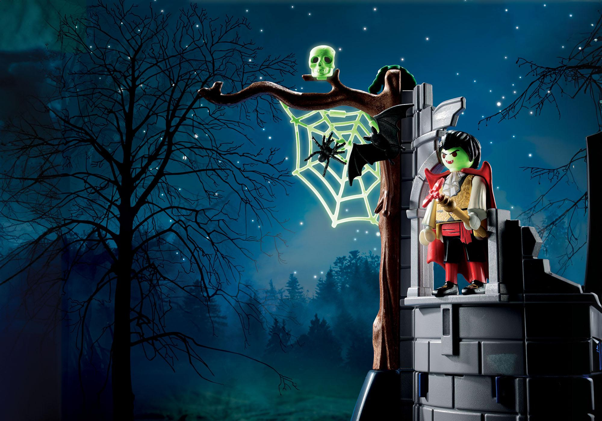 Zabawkowa figurka wampira stoi na zamku. W tle drzewo z pajęczyną, czaszką, nietoperzem i pająkiem.