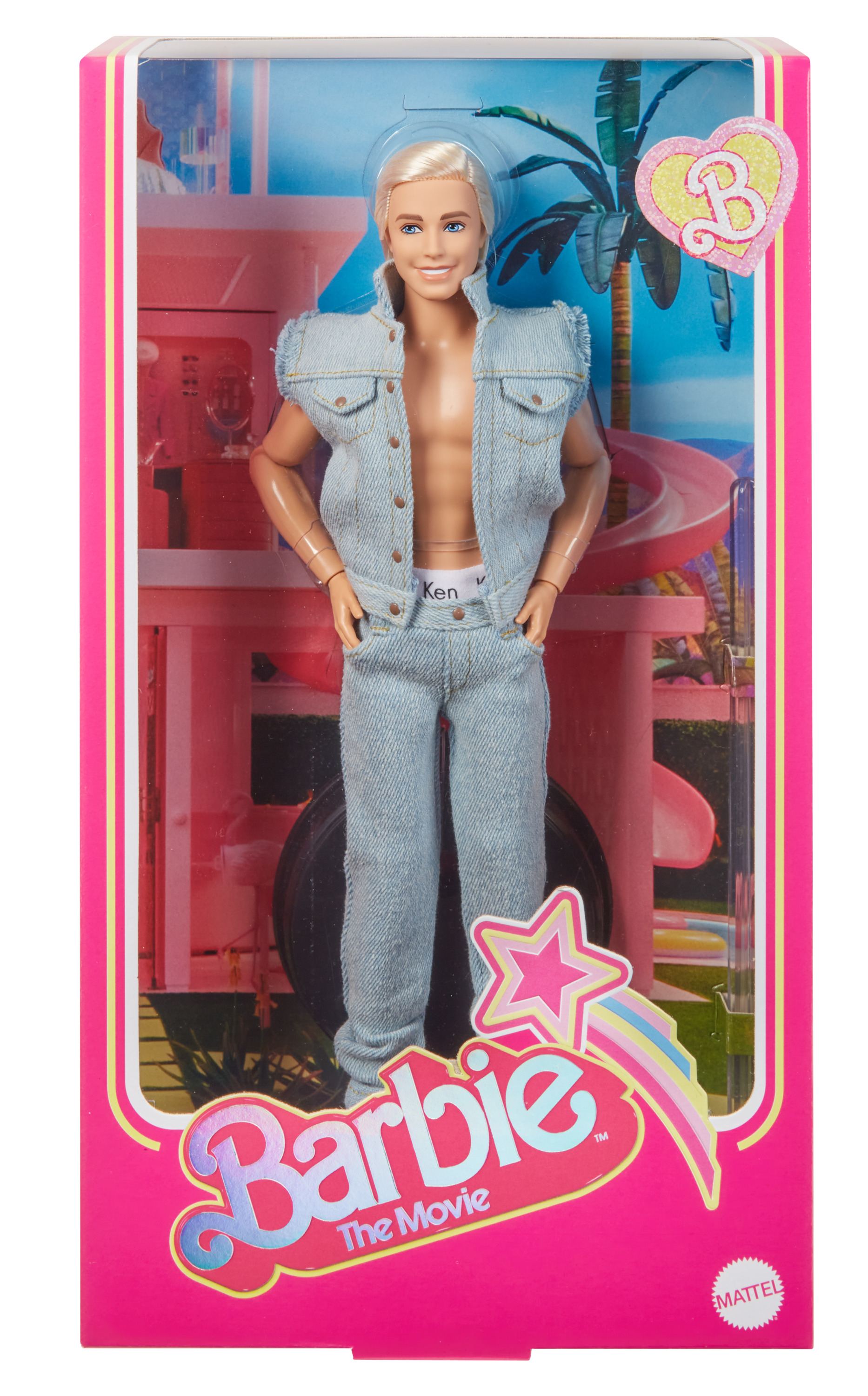 Un muñeco Ken en una caja. Viste chaleco y pantalón vaqueros. El fondo muestra una estructura rosa y una escena playera.