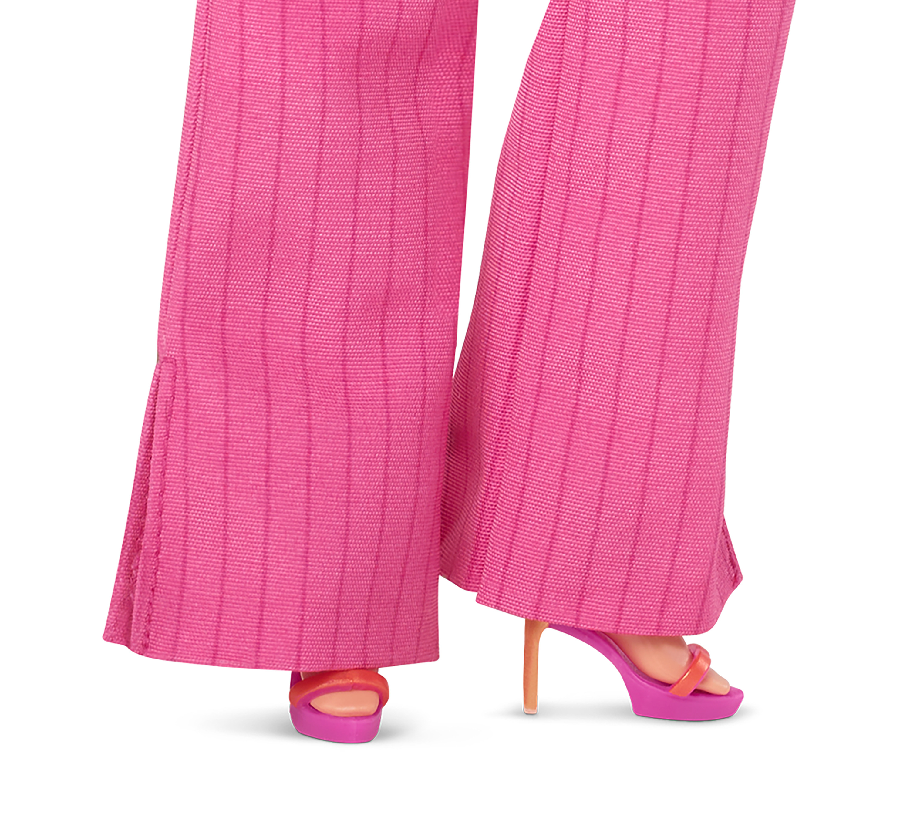 Pinke Hose und Schuhe auf weißem Hintergrund. Die Schuhe haben orangefarbene Absätze und Riemen. Die Hose hat vertikale Streifen.