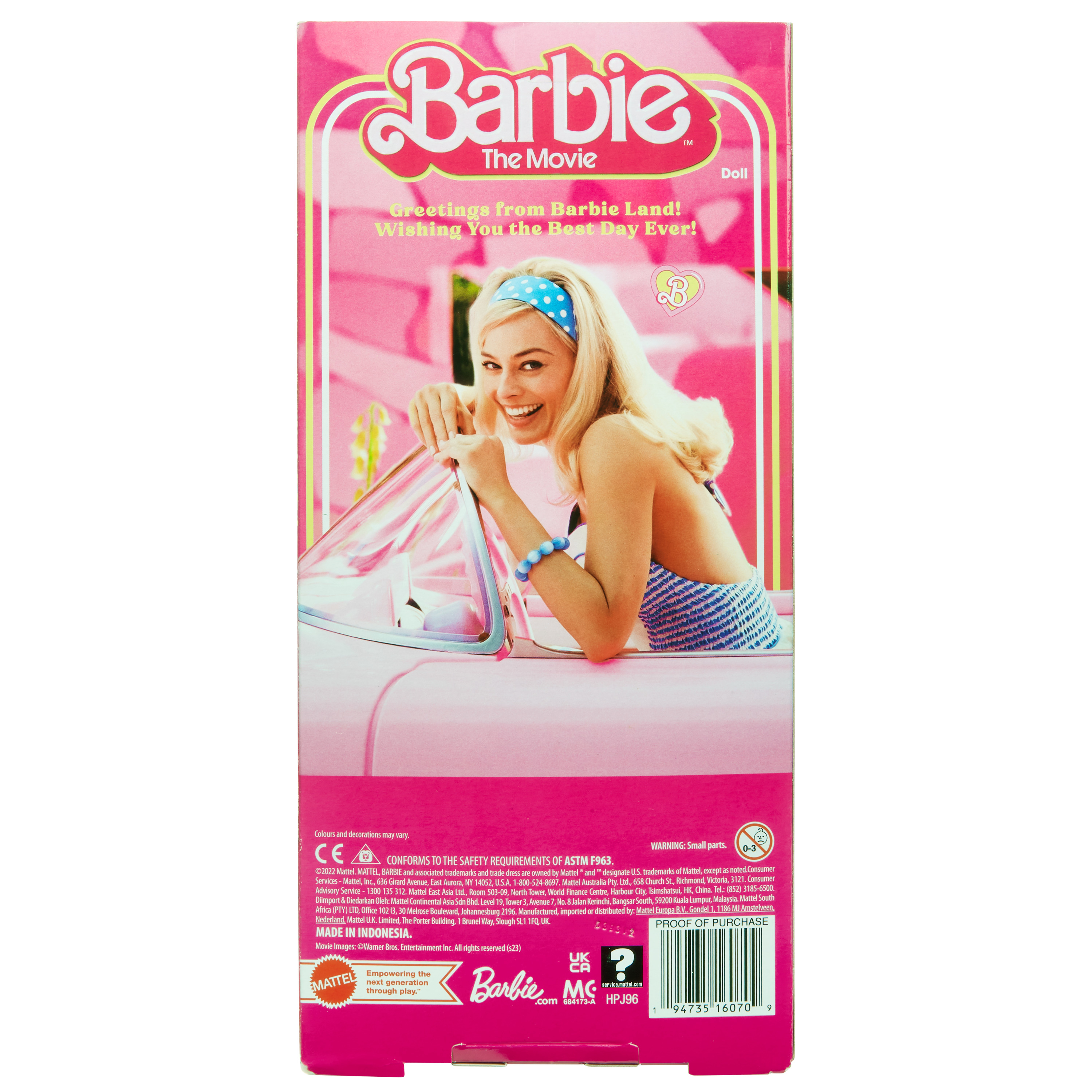 Pudełko z lalką Barbie. Kobieta z blond włosami uśmiecha się z różowego samochodu. Różowe tło z napisem 'Barbie The Movie'.