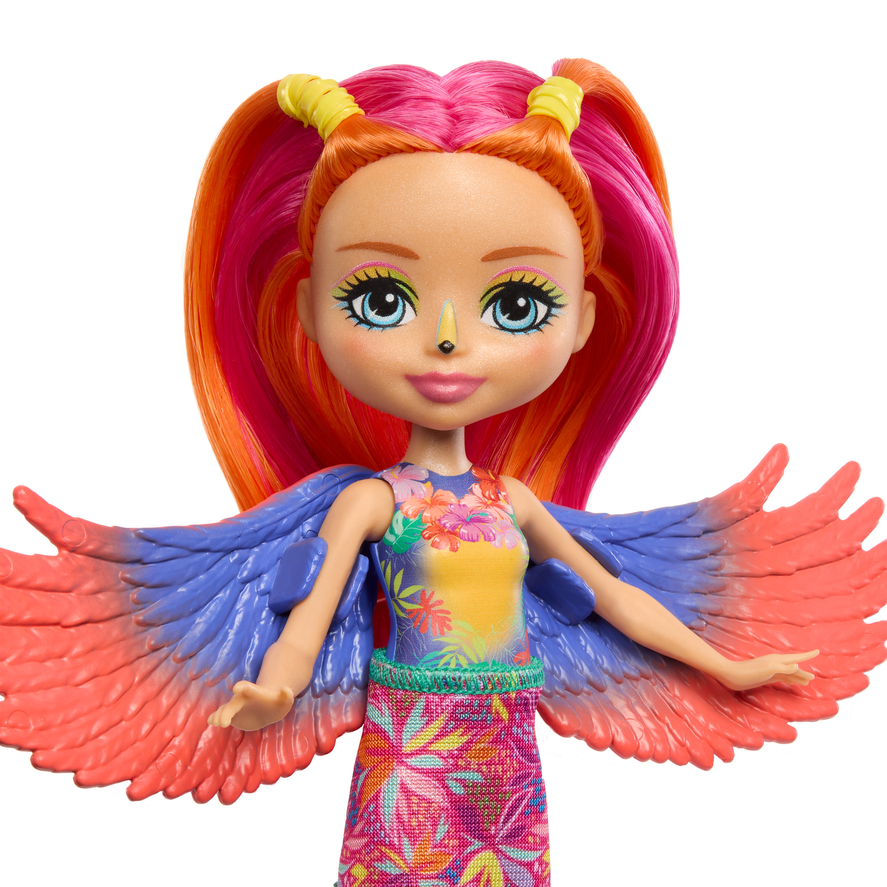 Una muñeca con pelo rosa y naranja, alas azules y rojas y un vestido floral colorido. El fondo es blanco.