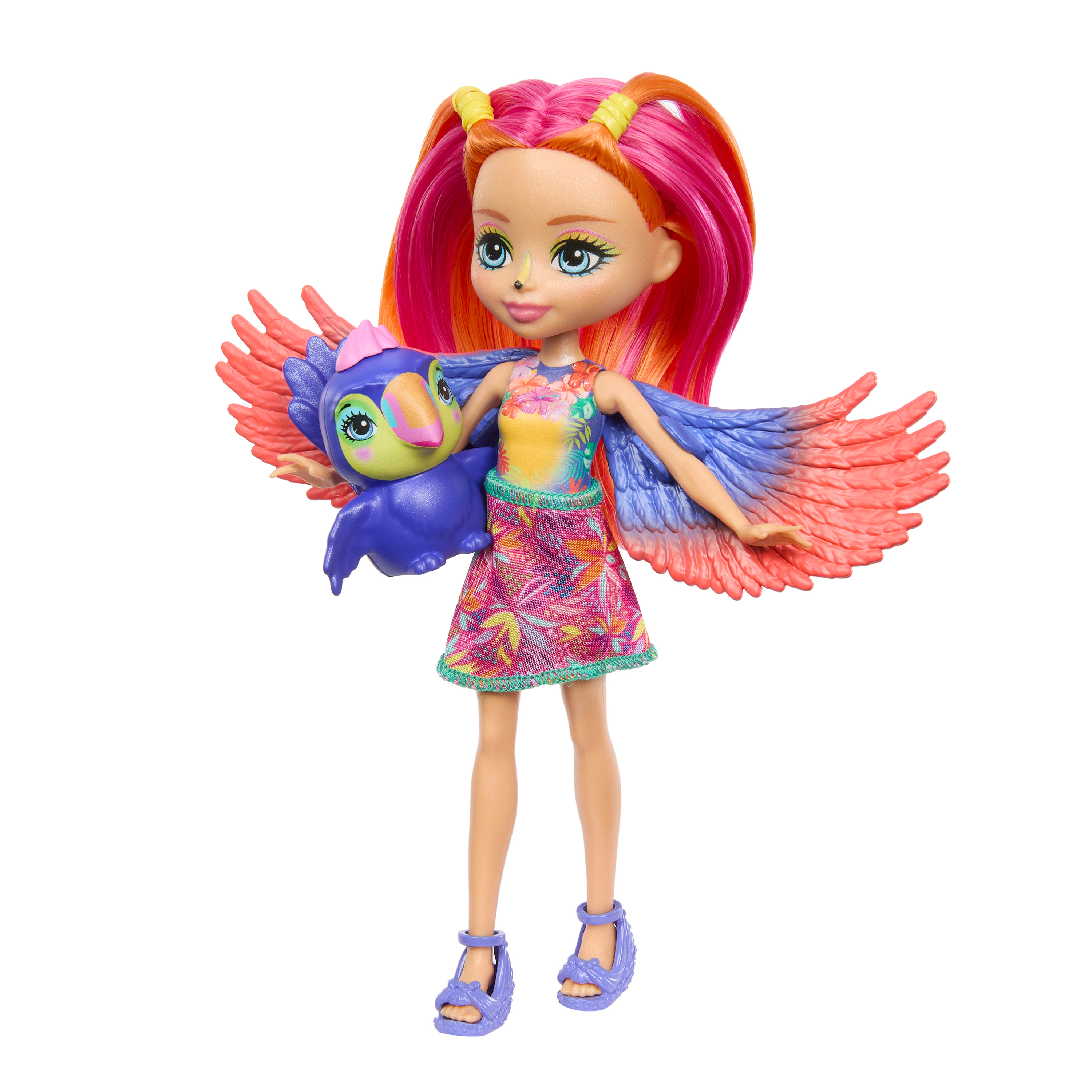 Una muñeca con cabello rosa y naranja sostiene un juguete de pájaro con alas. La muñeca lleva un vestido floral y zapatos azules.