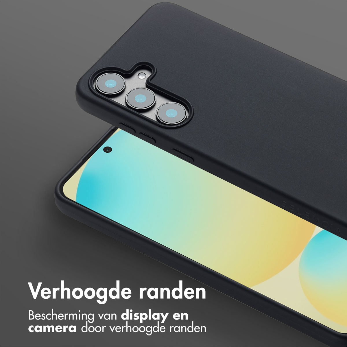 Coque de téléphone noire avec bords surélevés. Écran et caméra visibles. Fond gris dégradé.