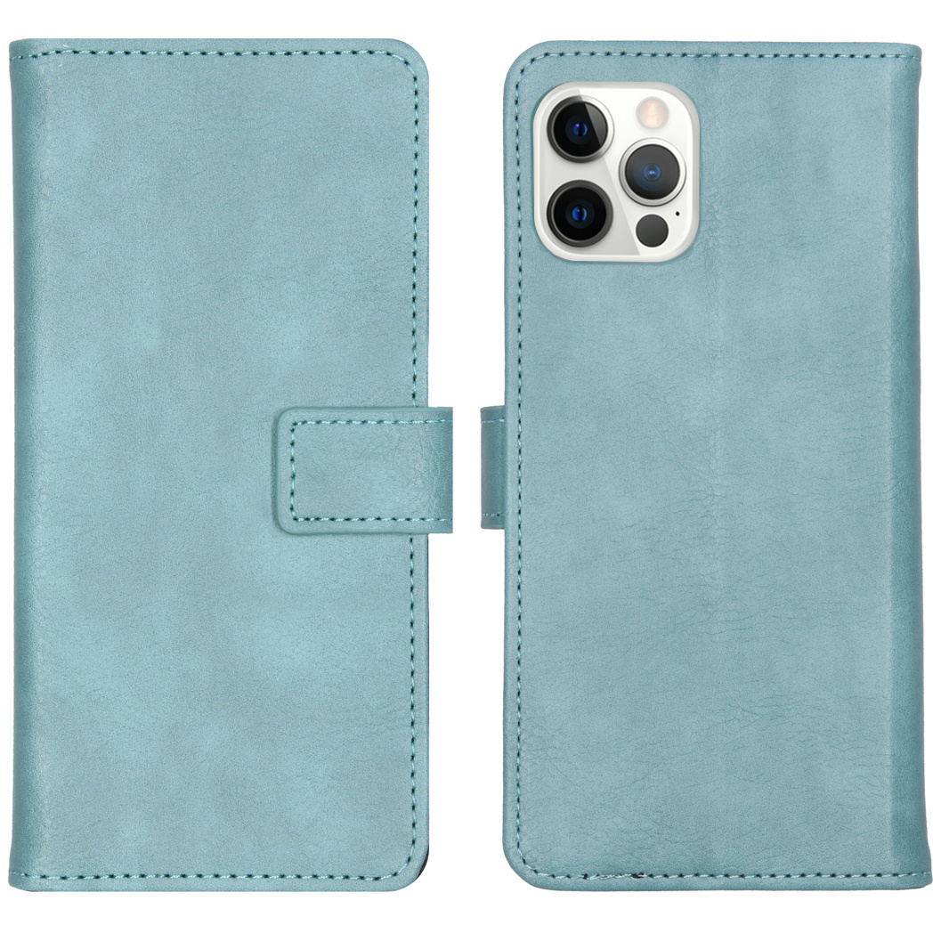 Étui de téléphone en cuir bleu clair avec coutures. Il est ouvert pour montrer le téléphone à l'intérieur. L'étui a une fermeture magnétique.