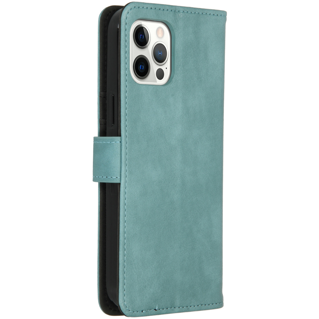 Un étui de téléphone bleu-vert, ouvert pour révéler un téléphone noir. L'étui a une fermeture magnétique et un bord cousu.