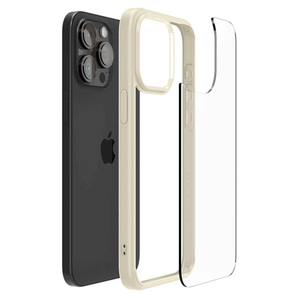 Un iPhone nero con fotocamera e custodia beige. La custodia è accanto a una protezione per schermo in plastica trasparente. Sfondo bianco.