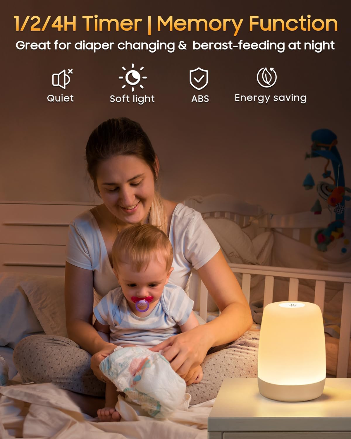 Mutter und Baby in einem Schlafzimmer. Eine Lampe steht auf einem Tisch. Szene vom Licht der Lampe erhellt. Das Baby hat einen Schnuller.