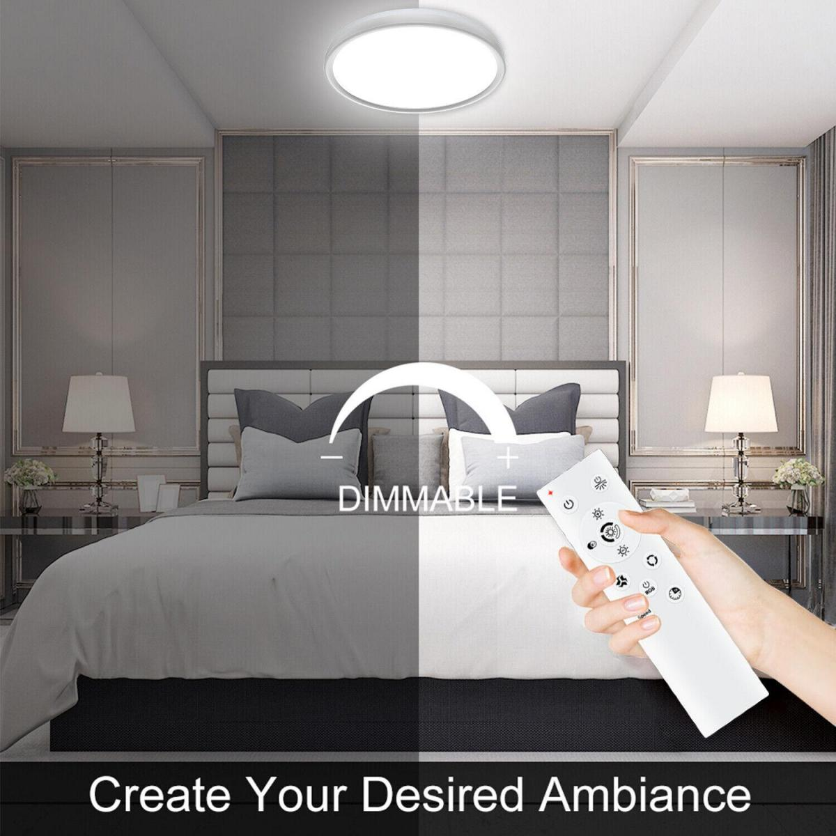 Schlafzimmer mit dimmbarer Deckenleuchte. Eine Hand hält eine Fernbedienung. Die Szene ist geteilt, um helle und gedimmte Modi zu zeigen.