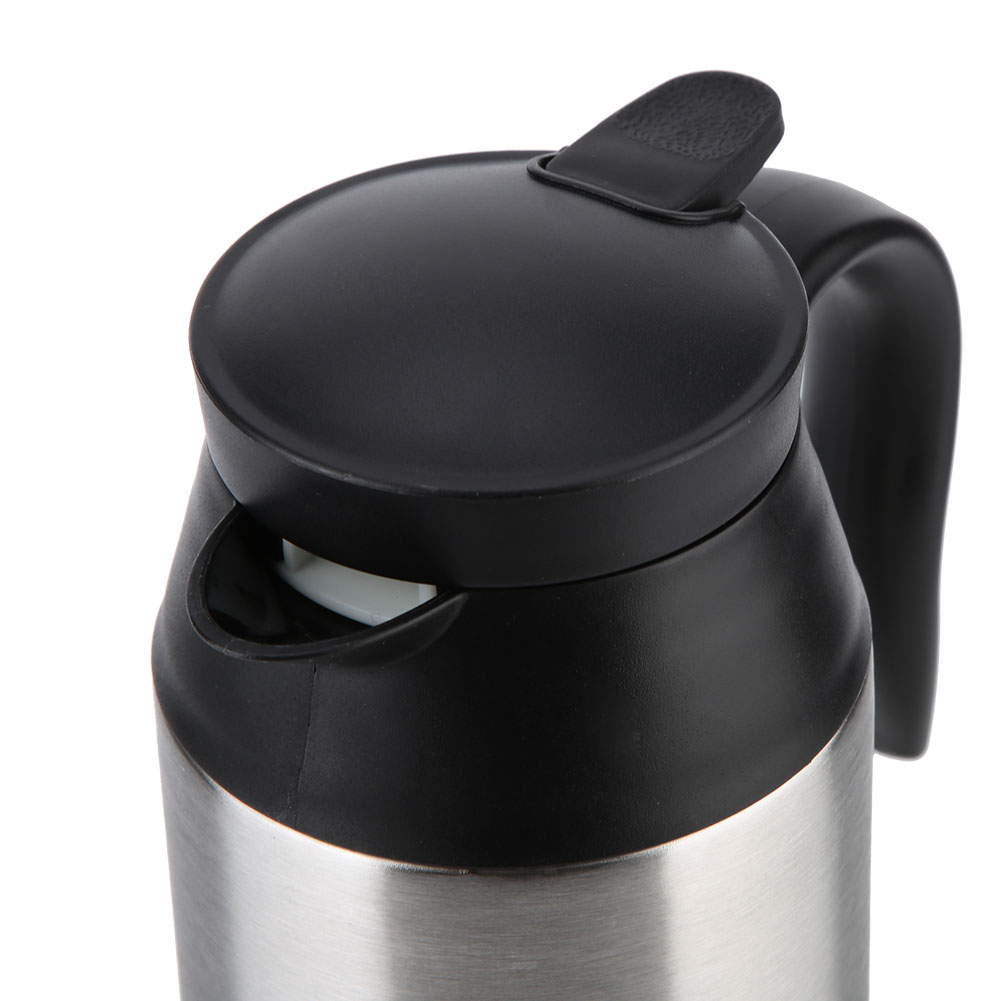Nahaufnahme einer Edelstahl-Thermokaraffe mit schwarzem Deckel und Griff. Der Deckel hat eine Klappöffnung. Weißer Hintergrund.