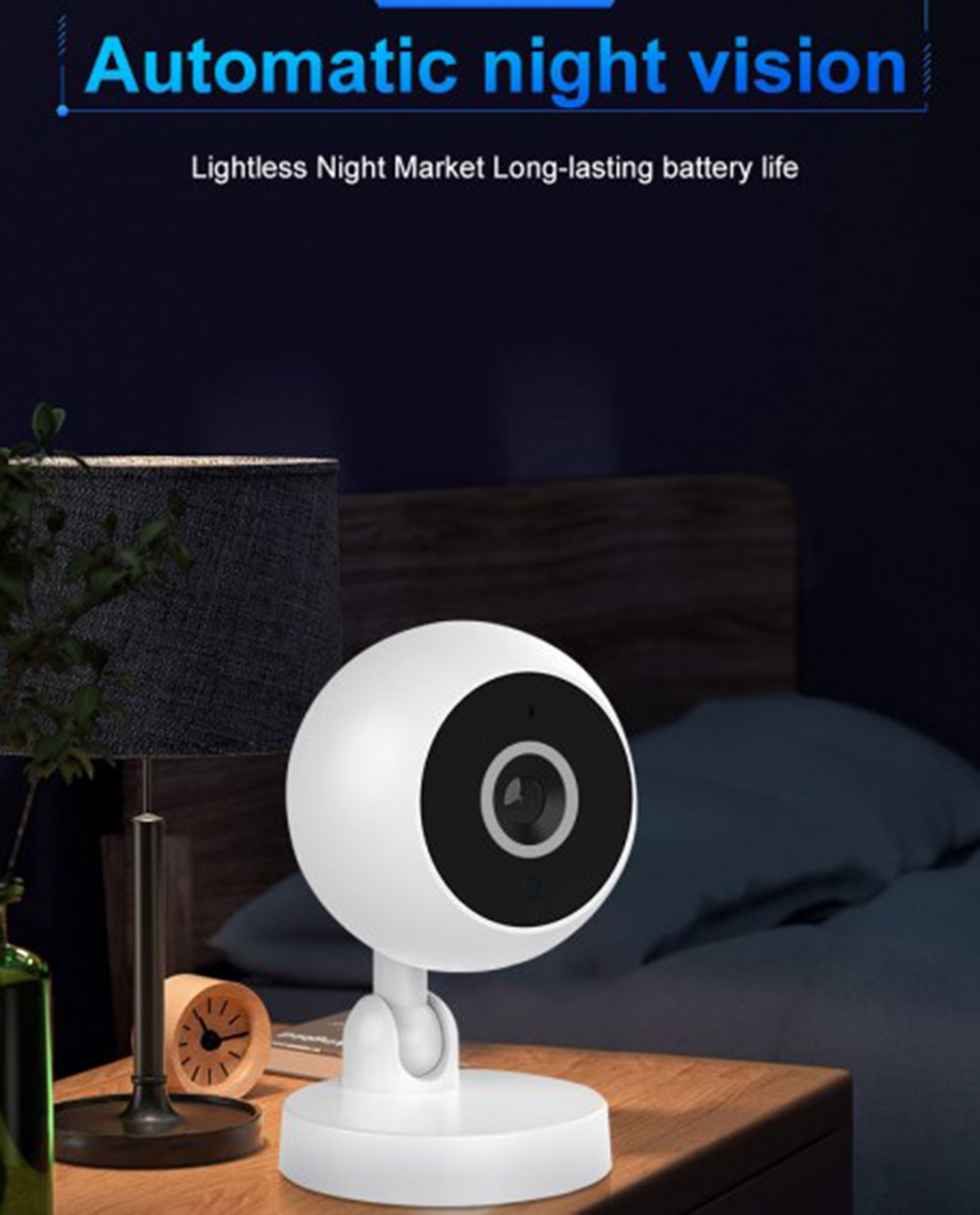 Weiße Überwachungskamera mit schwarzer Linse auf einem Holztisch. Daneben stehen eine Lampe und eine Uhr. Der Hintergrund ist eine dunkelblaue Wand.
