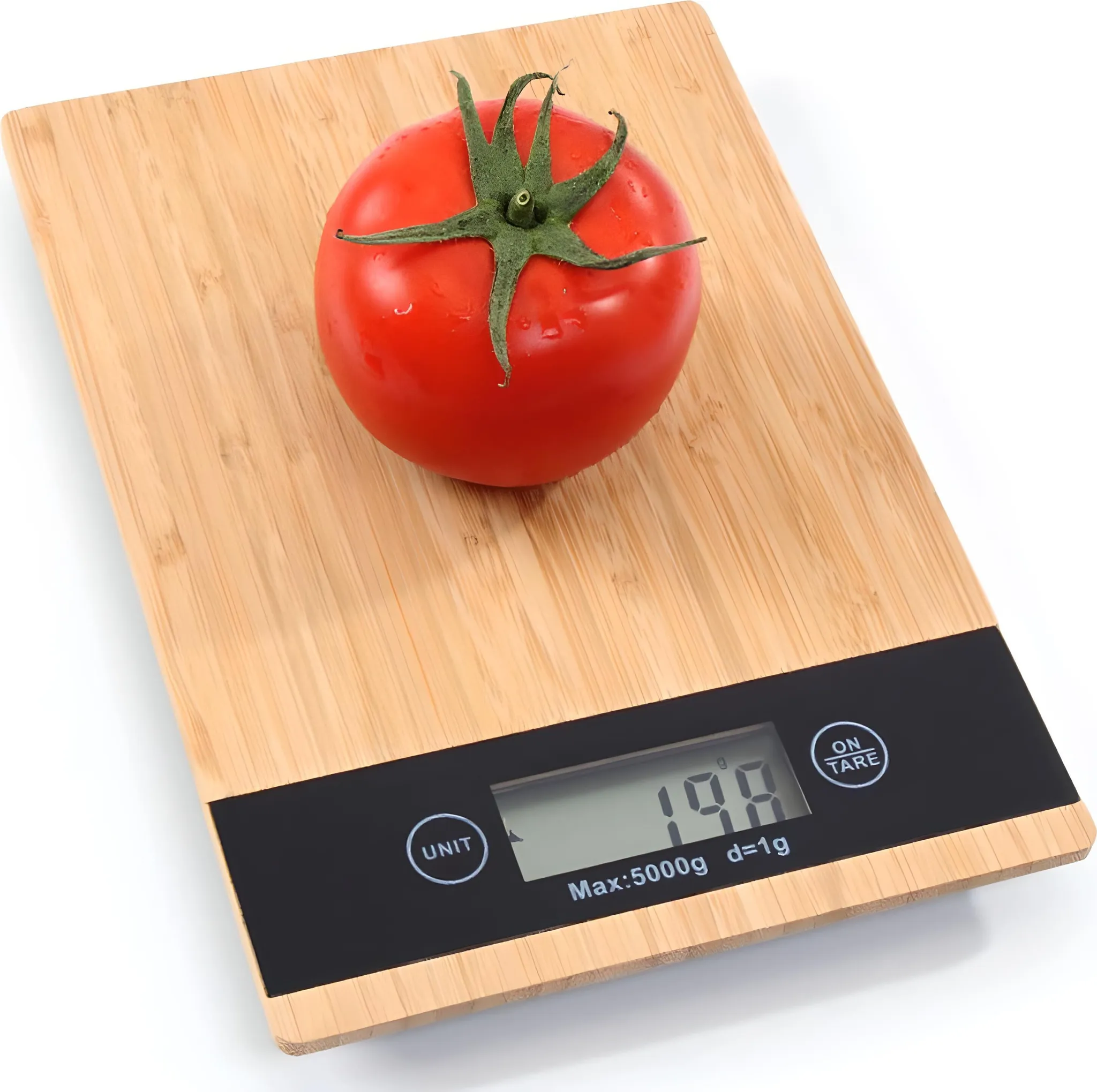 Eine rote Tomate mit grünem Stiel liegt auf einer Bambuswaage. Die Waage zeigt 198g. Der Hintergrund ist weiß.