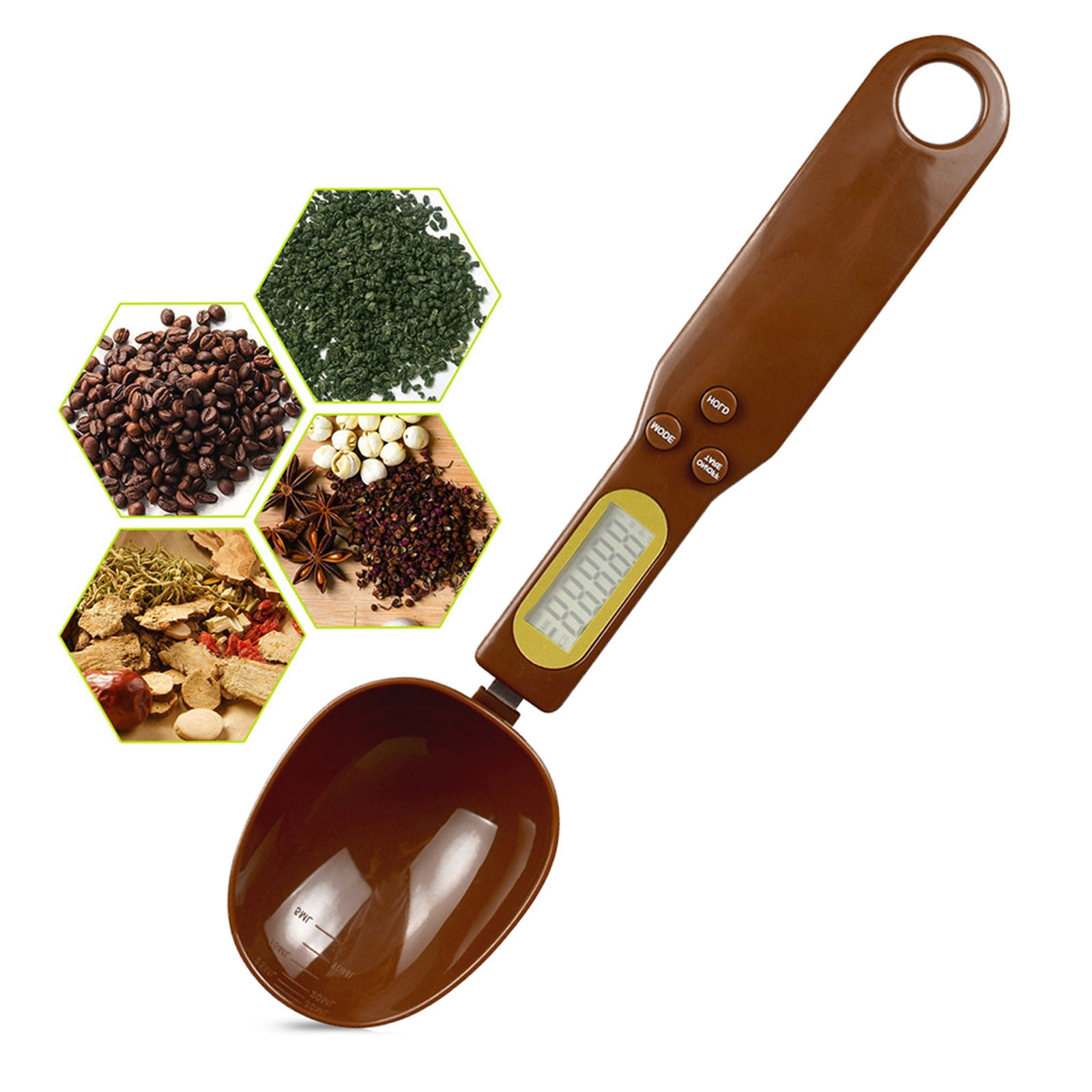 Eine braune digitale Löffelwaage mit Kaffeebohnen, Tee, Gewürzen und Kräutern im Hintergrund, auf weißem Untergrund.