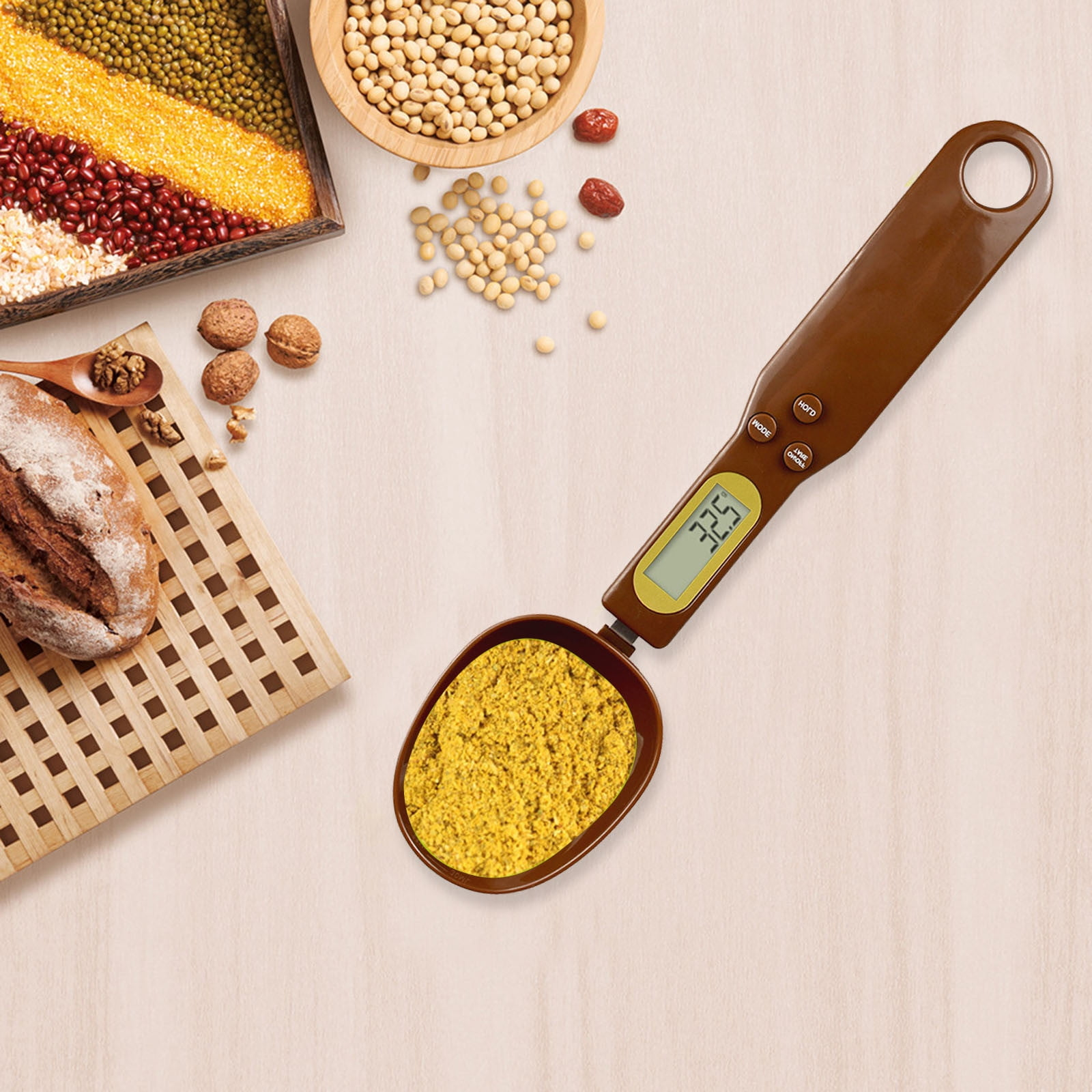 Ein digitaler Löffel mit gelbem Pulver, umgeben von Körnern, Nüssen und Brot auf hellem Holz.