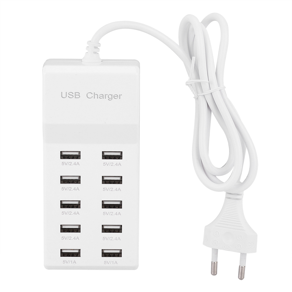 Ein weißes USB-Ladegerät mit mehreren Anschlüssen und einem weißen Kabel mit Stecker. Text auf dem Ladegerät zeigt 5V/2.4A und 5V/1A.