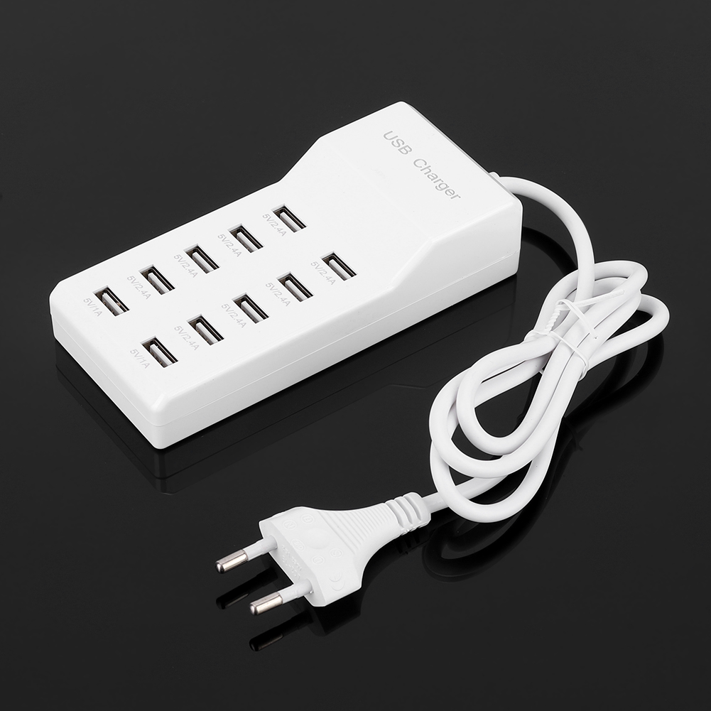 Ein weißes USB-Ladegerät mit mehreren Anschlüssen und einem Netzkabel. Das Ladegerät hat einen Stecker.