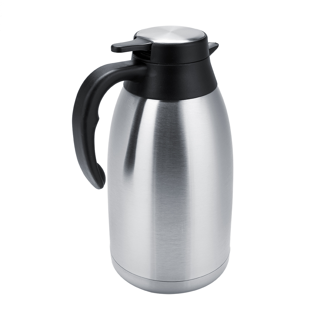 Eine isolierte Edelstahlkaraffe mit schwarzem Griff und Deckel. Der Hintergrund ist weiß.