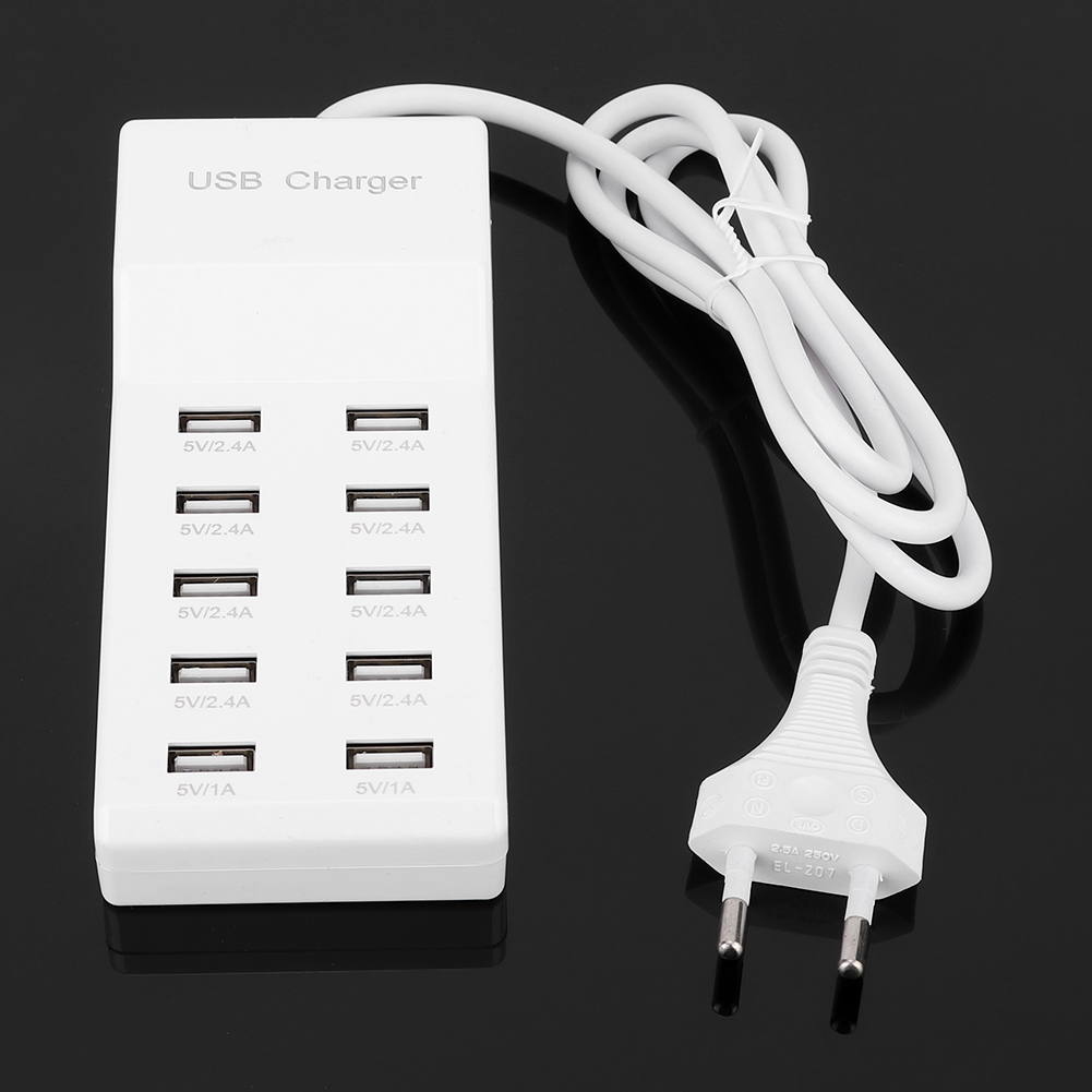 Weißes USB-Ladegerät mit mehreren Anschlüssen und einem angeschlossenen weißen Kabel, Stecker. Schwarzer glänzender Hintergrund.