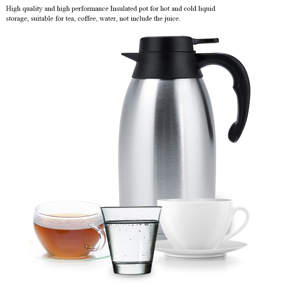 Eine Edelstahl-Isolierkanne mit schwarzem Griff und Deckel, mit einem Glas Tee, Wasser und einer weißen Tasse auf einer Untertasse.