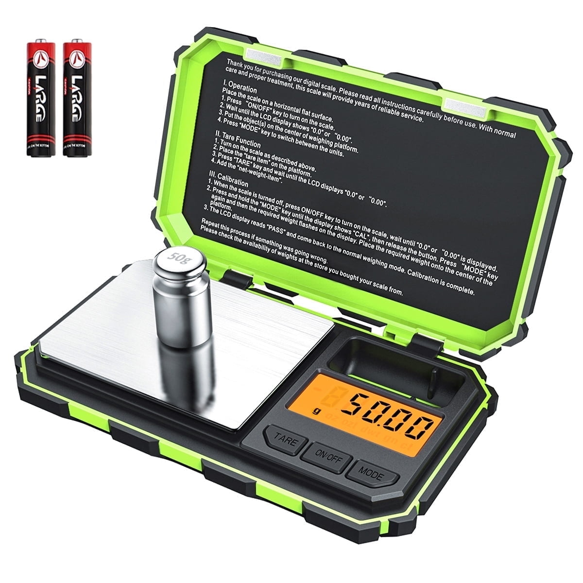 Digitale Waage mit einem 50g Gewicht auf der Plattform. Zwei Batterien links. Das Display zeigt 50,00 g an.