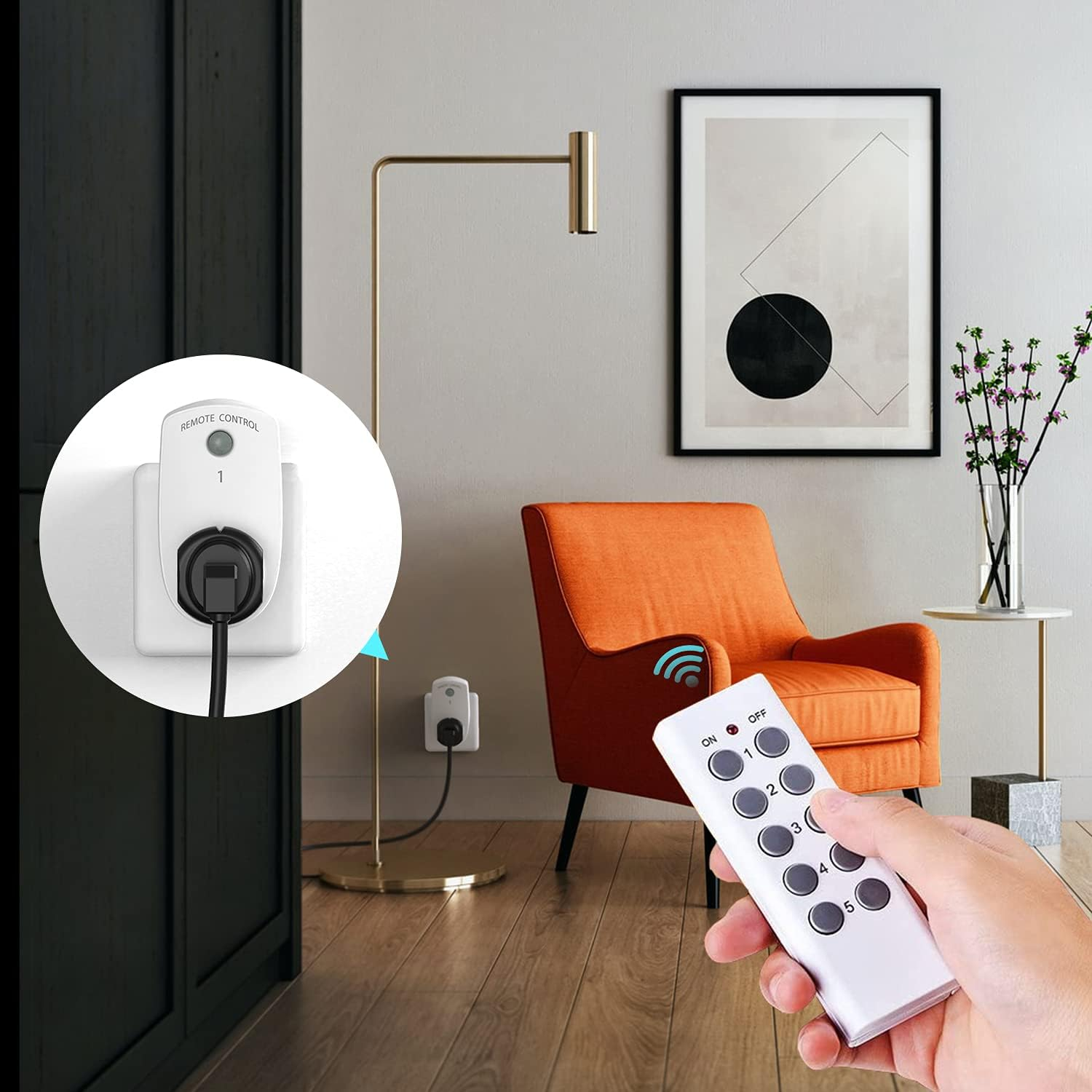 Eine Hand hält eine Fernbedienung. Ein orangefarbener Sessel steht neben einer Lampe. Ein Stecker steckt in der Wand. Ein Bild hängt an der Wand.
