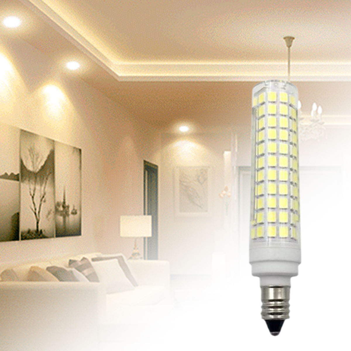 Eine LED-Glühbirne hängt vor einem Wohnzimmer. Das Zimmer hat ein weißes Sofa, Gemälde und Einbaubeleuchtung.