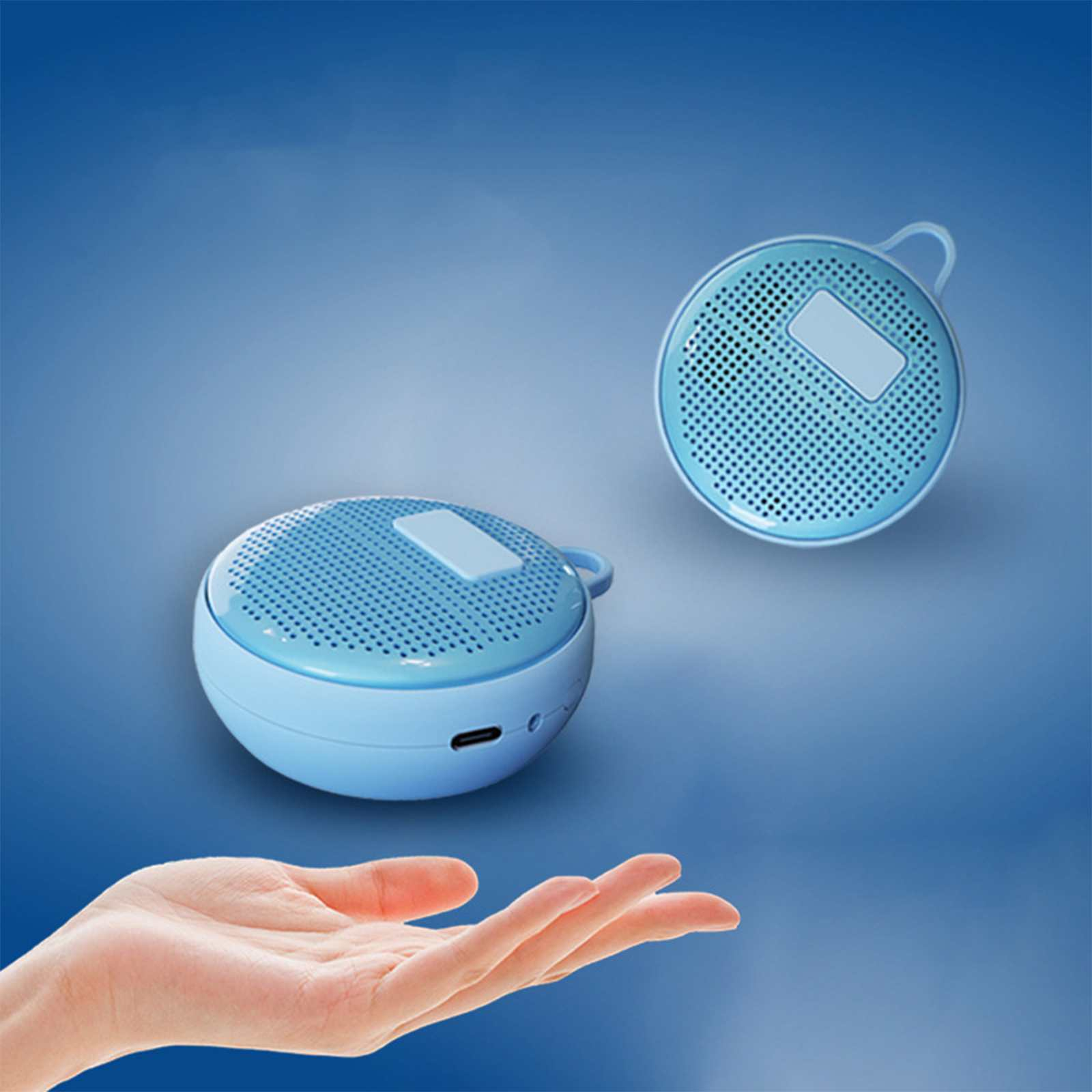 Zwei blaue Lautsprecher mit einer Hand, die sich nach einem ausstreckt. Der Hintergrund ist ein blauer Farbverlauf.
