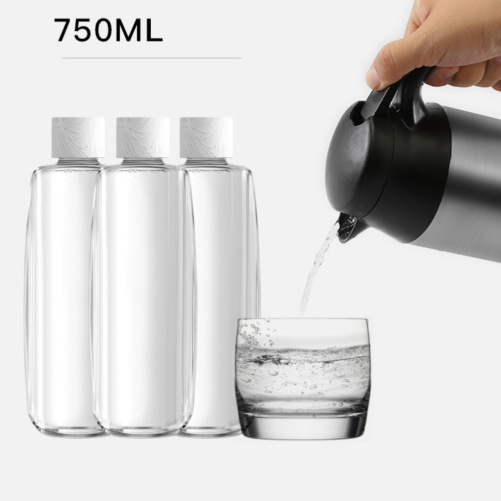 Eine Hand gießt Wasser aus einer silbernen Thermoskanne in ein Glas. Links stehen drei klare Flaschen. Wasser füllt das Glas.