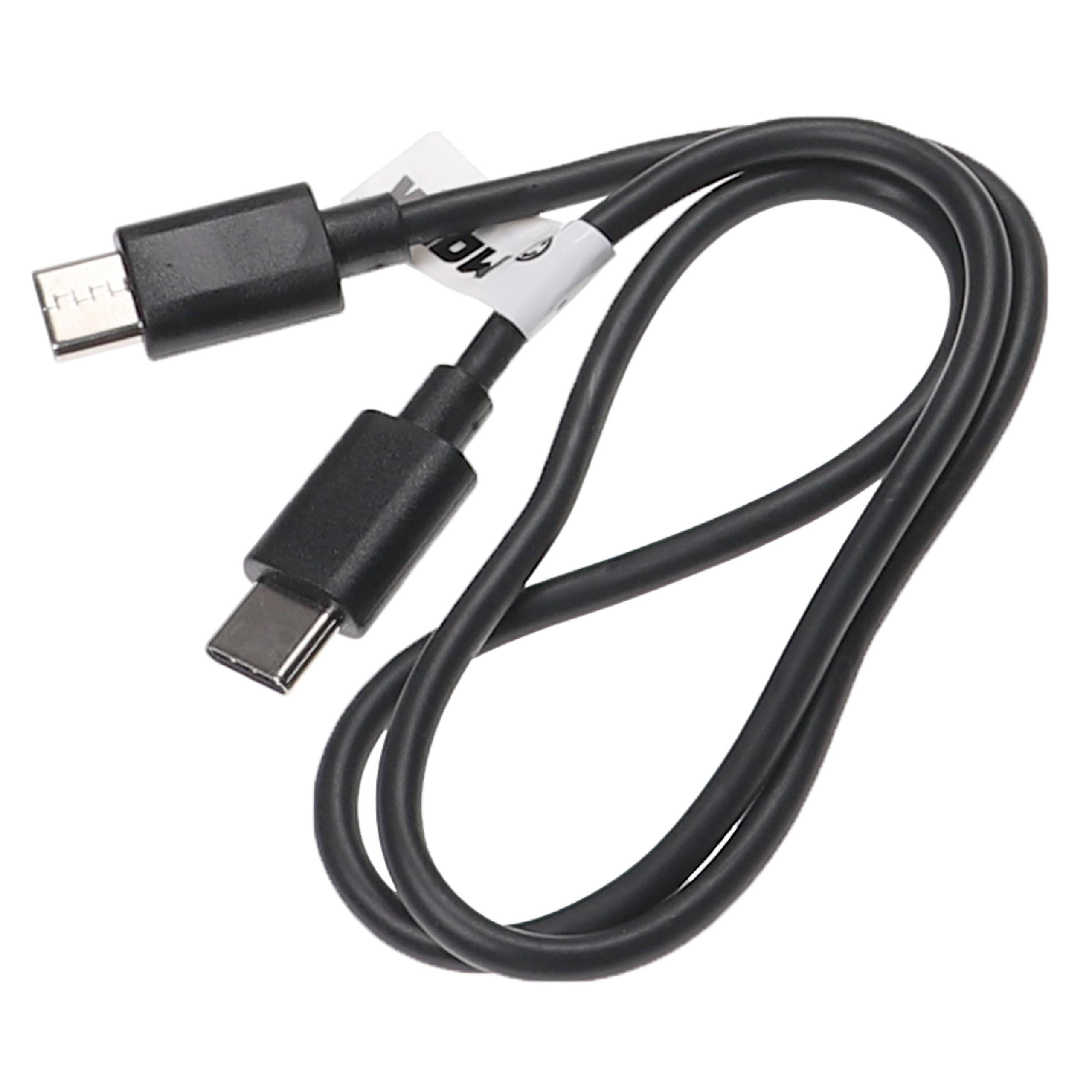 Ein schwarzes USB-C-Kabel mit zwei Anschlüssen liegt auf weißem Hintergrund. Ein weißer Aufkleber befindet sich auf dem Kabel.