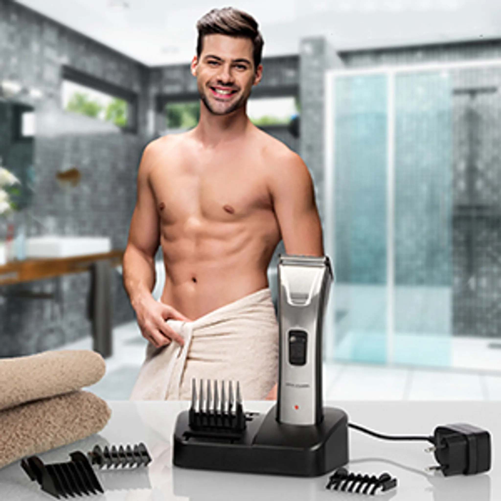 Ein Mann im Badezimmer lächelt, in ein Handtuch gewickelt. Auf der Theke befinden sich ein Haarschneider und Zubehör.
