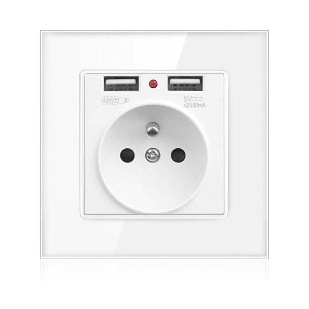 Weiße Steckdose mit USB-Anschlüssen und einer runden Steckdose. Ein rotes Licht leuchtet. Die Steckdose befindet sich auf einer weißen quadratischen Platte.