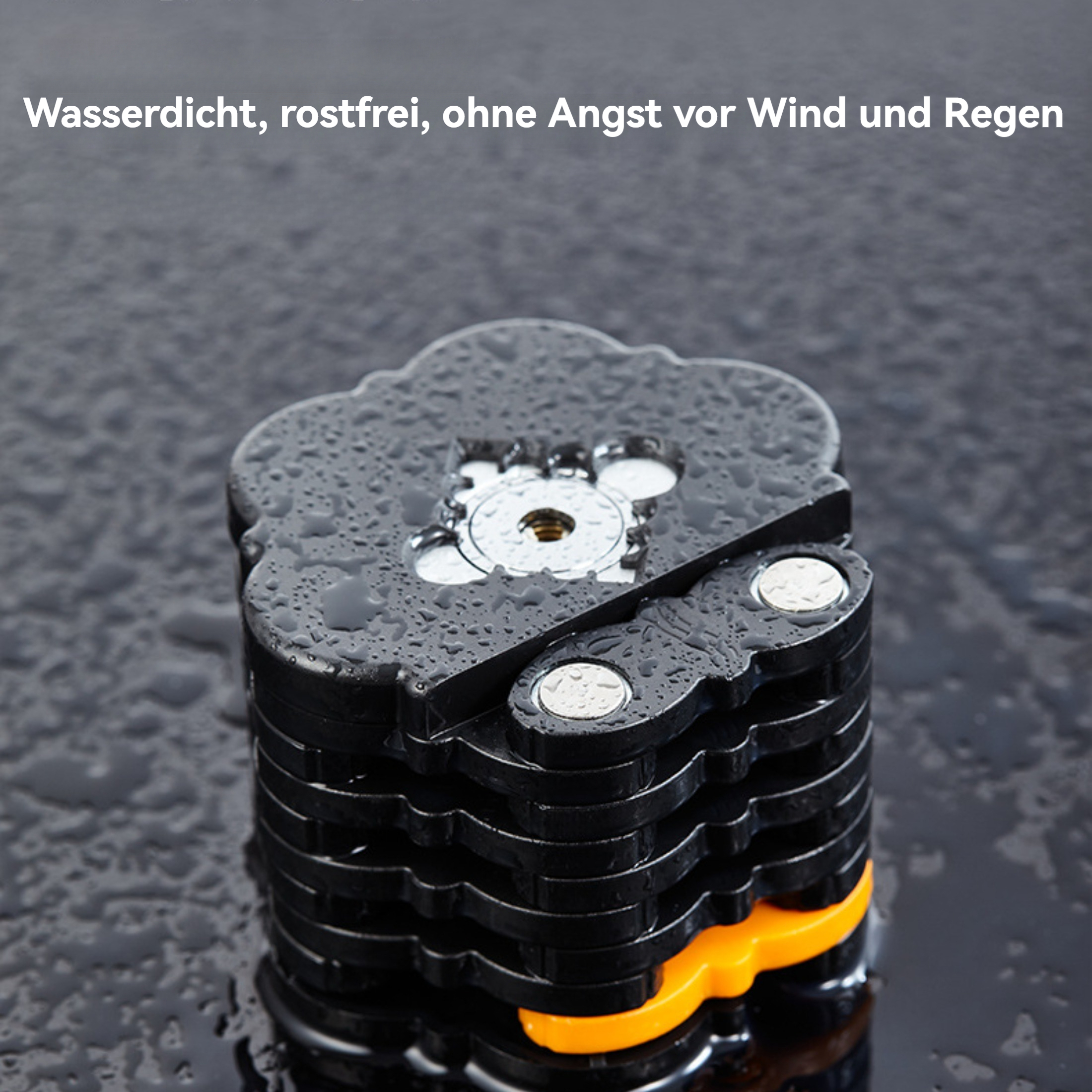 Ein schwarzes, wolkenförmiges Objekt mit silberner Oberseite auf einer nassen Oberfläche. Es ist wind- und regenfest.