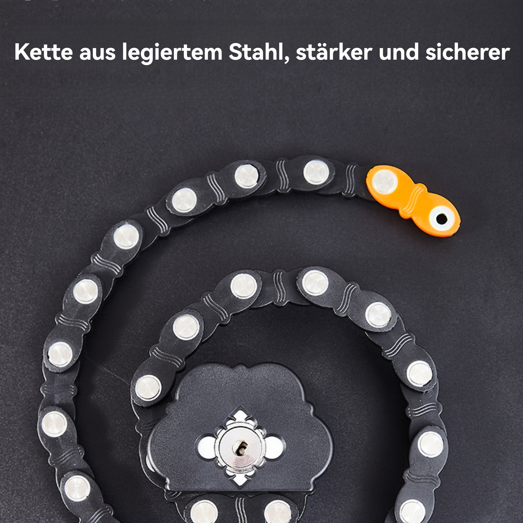 Schwarzes Kettenschloss mit Schlüsselloch, orangefarbenem Ende und silbernen Nieten auf schwarzem Hintergrund. Text: Kette aus legiertem Stahl, stärker und sicherer.