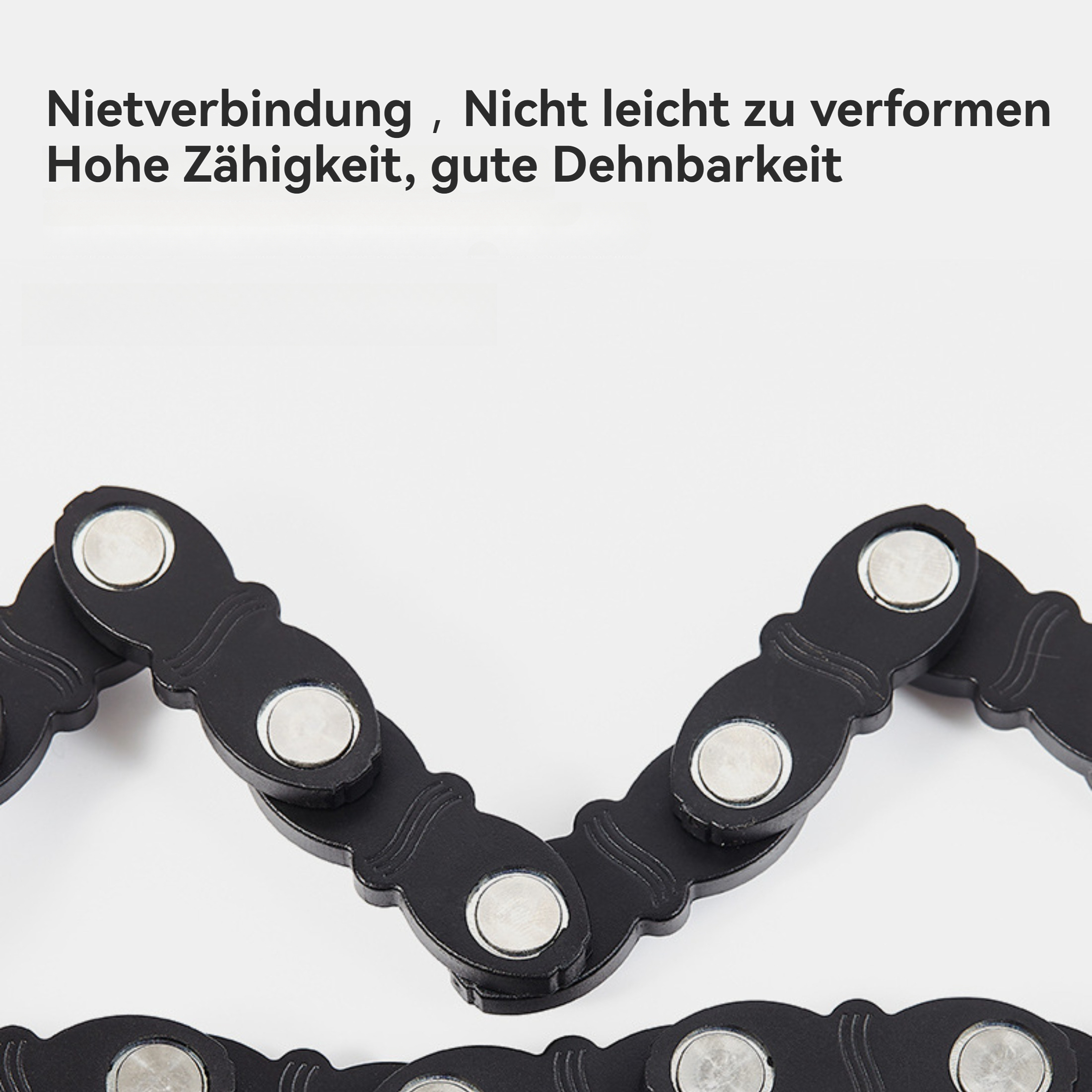 Nahaufnahme einer schwarzen Kette. Der Hintergrund ist weiß. Text oben, auf Deutsch, beschreibt die Eigenschaften der Kette.