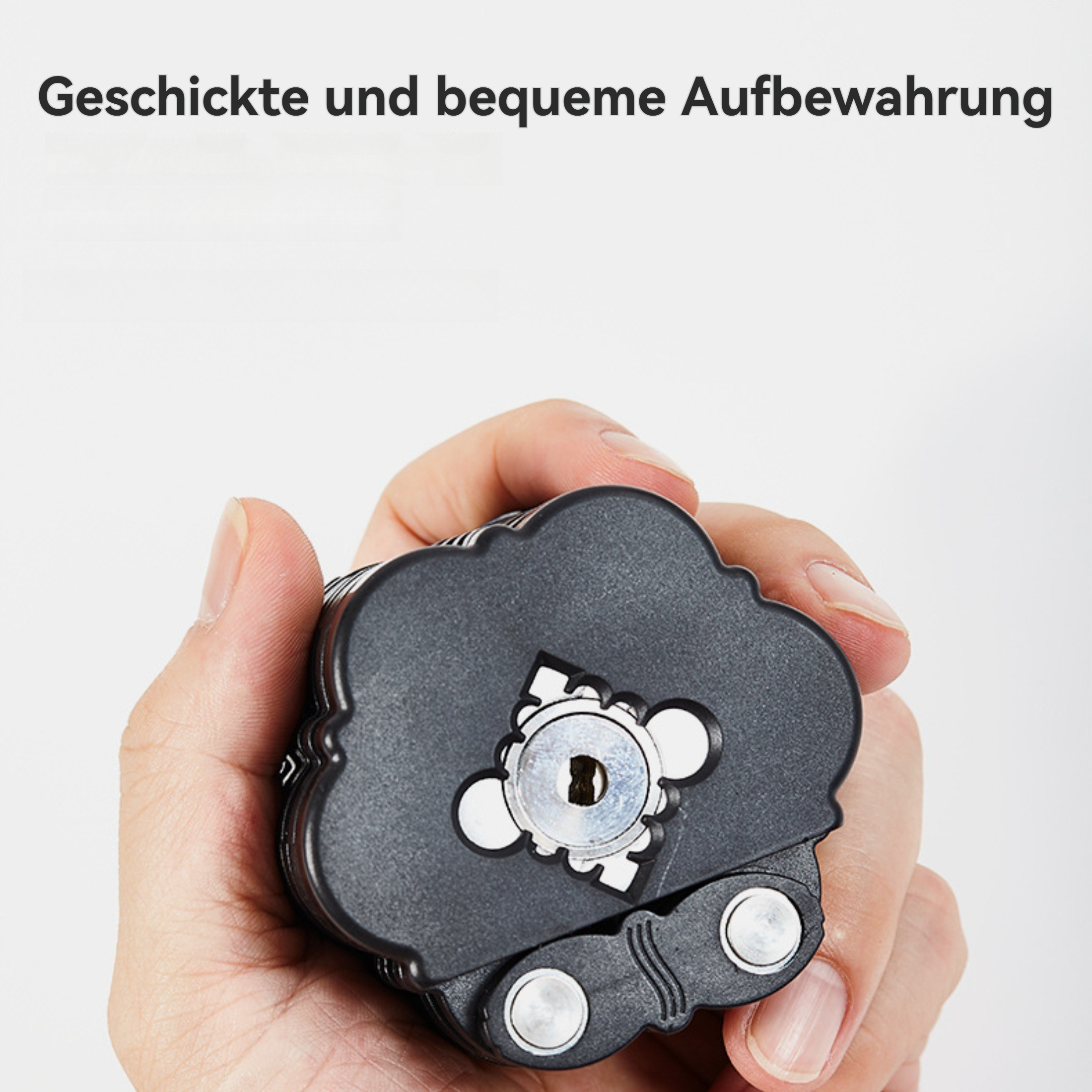 Hand hält ein schwarzes Kettenschloss mit silbernem Schließmechanismus. Weißer Hintergrund mit deutschem Text.